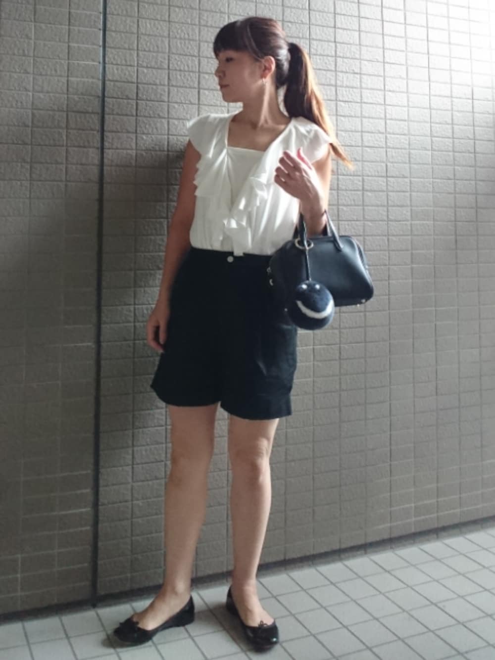「シンプル、休日スタイル、パンツスタイル、ノースリーブ、フリルトップス、Balcony and Bed、ショートパンツ、ミニボストン、ファーチャーム、バレエシューズ」｜「JOURNAL STANDARD relumeのフランダースリネン/コットン ショートパンツ（その他パンツ、ブラック系）」を使った、akaneさん（レディース・165cm）の秋コーディネートの1枚目の写真