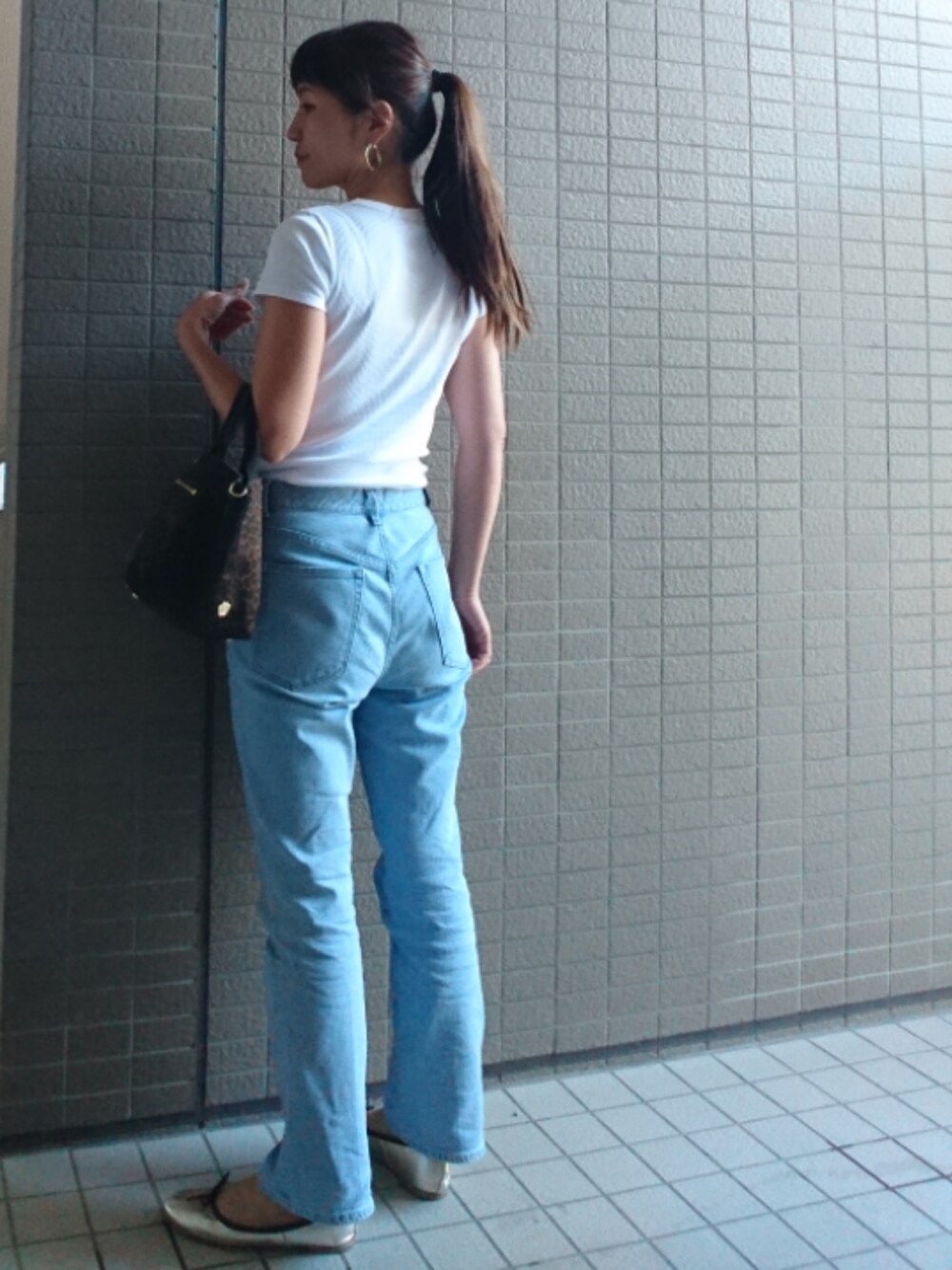 「パンツスタイル、シンプル、リブT、UNIQLO、デニムパンツ、セミフレアパンツ、IENA、トートバッグ、レオパード、バレエシューズ」｜「VIOLAd'OROの*《WEB限定》【VIOLA d’ORO】レオパードトート◆（トートバッグ、その他）」を使った、akaneさん（レディース・165cm）の秋コーディネートの1枚目の写真