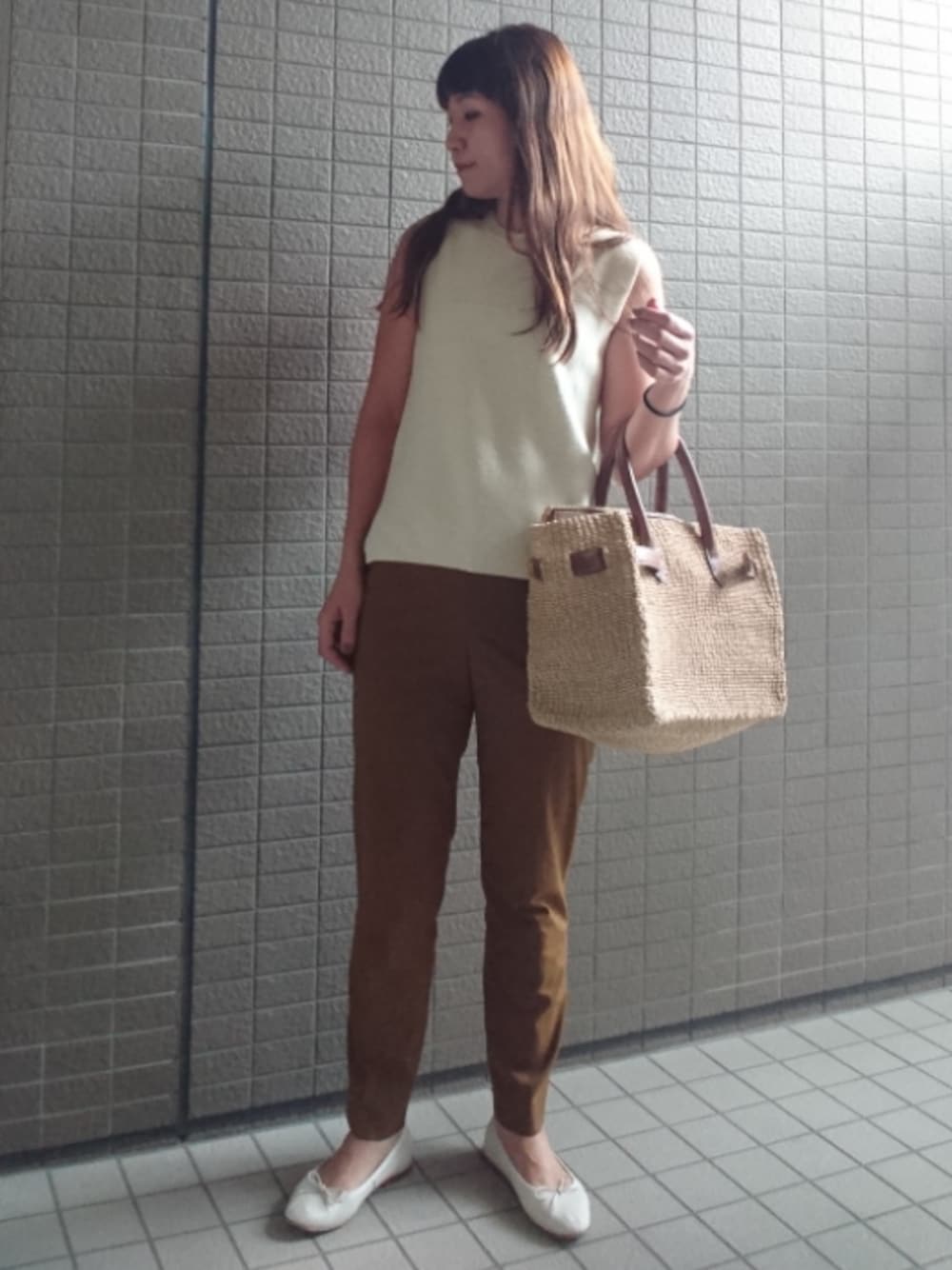 「休日スタイル、パンツスタイル、オトナカジュアル、オトナ女子、ノースリーブニット、Spick & Span(Spick & Span)、テーパードパンツ、かごバッグ、かごバーキン、バレエシューズ」｜「ADAM ET ROPE'のスリムテーパードパンツ（その他パンツ、イエロー系）」を使った、akaneさん（レディース・165cm）の秋コーディネートの1枚目の写真