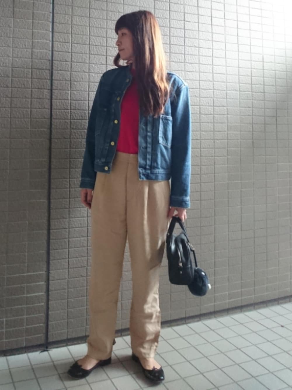 「休日スタイル、パンツスタイル、デニムジャケット、ノーカラージャケット、IENA、半袖ニット、赤ニット、ベージュパンツ、ミニボストン、バレエシューズ」｜「URBAN RESEARCHのコットンシルクアンサンブルニット（ニット/セーター、レッド系）」を使った、akaneさん（レディース・165cm）の秋コーディネートの1枚目の写真