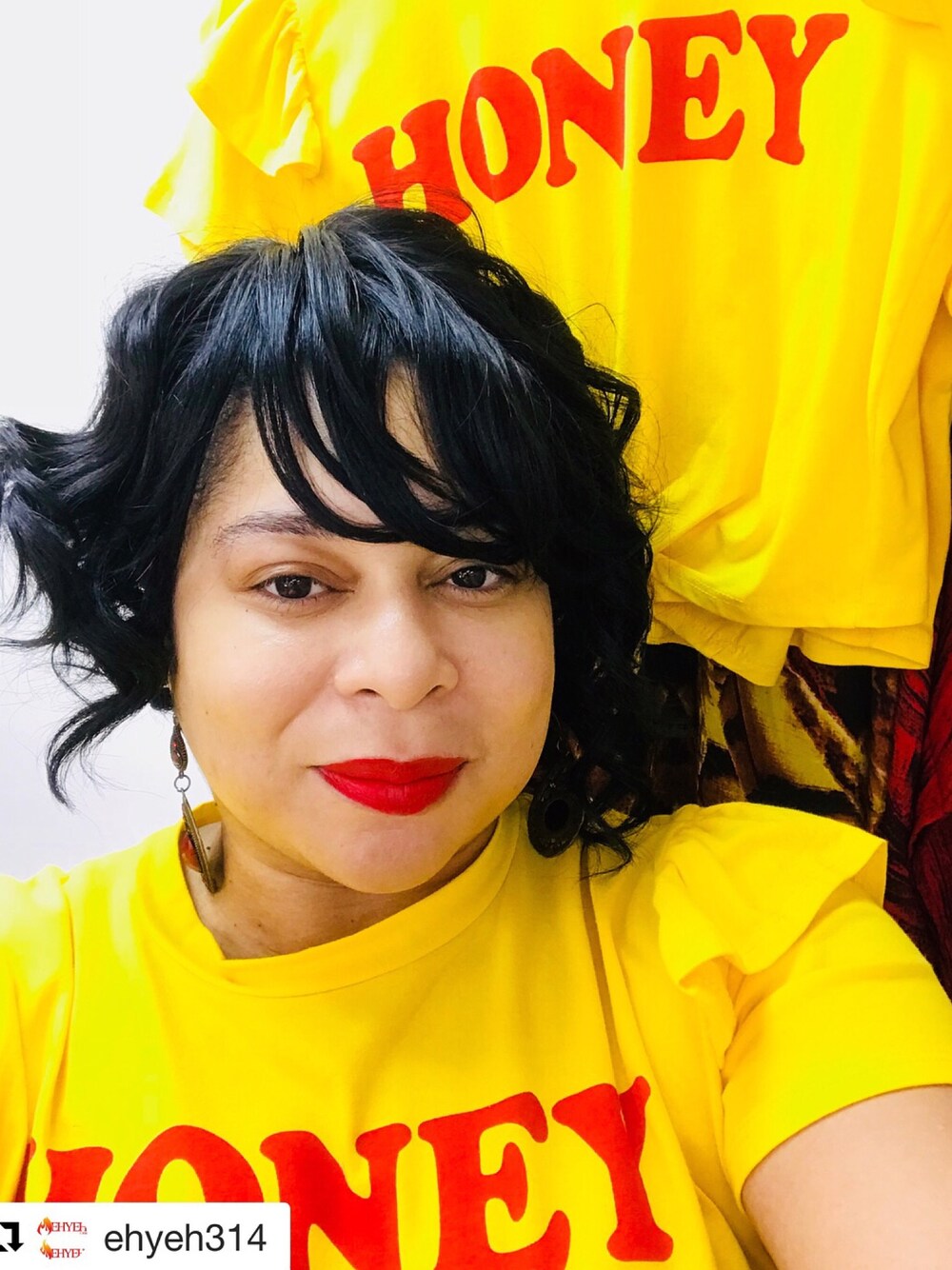 「logotshirt、ehyehboutique #ehyeh314 #hunny #honey #pinemountainga」｜「Ehyeh Boutiqueのアイテム（Tシャツ/カットソー、イエロー系）」を使った、Latoya Johnsonさん（レディース・170cm）の夏コーディネートの1枚目の写真