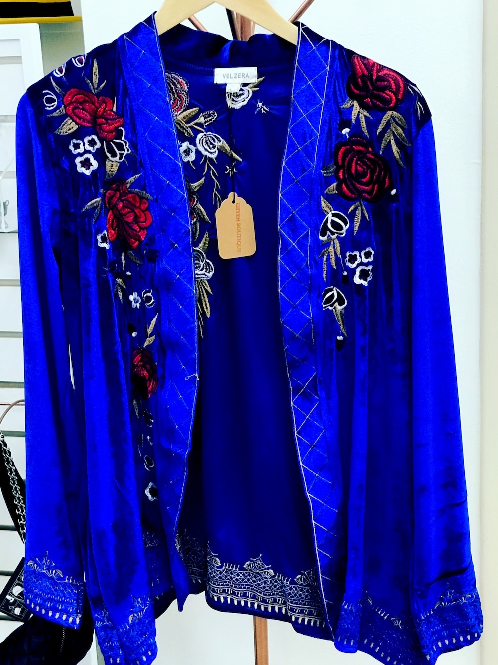 「simple、cardigan、velvet、blue、embroidery」｜「Ehyeh Boutiqueのアイテム（その他アウター、ブルー系）」を使った、Latoya Johnsonさん（レディース・170cm）の冬コーディネートの1枚目の写真