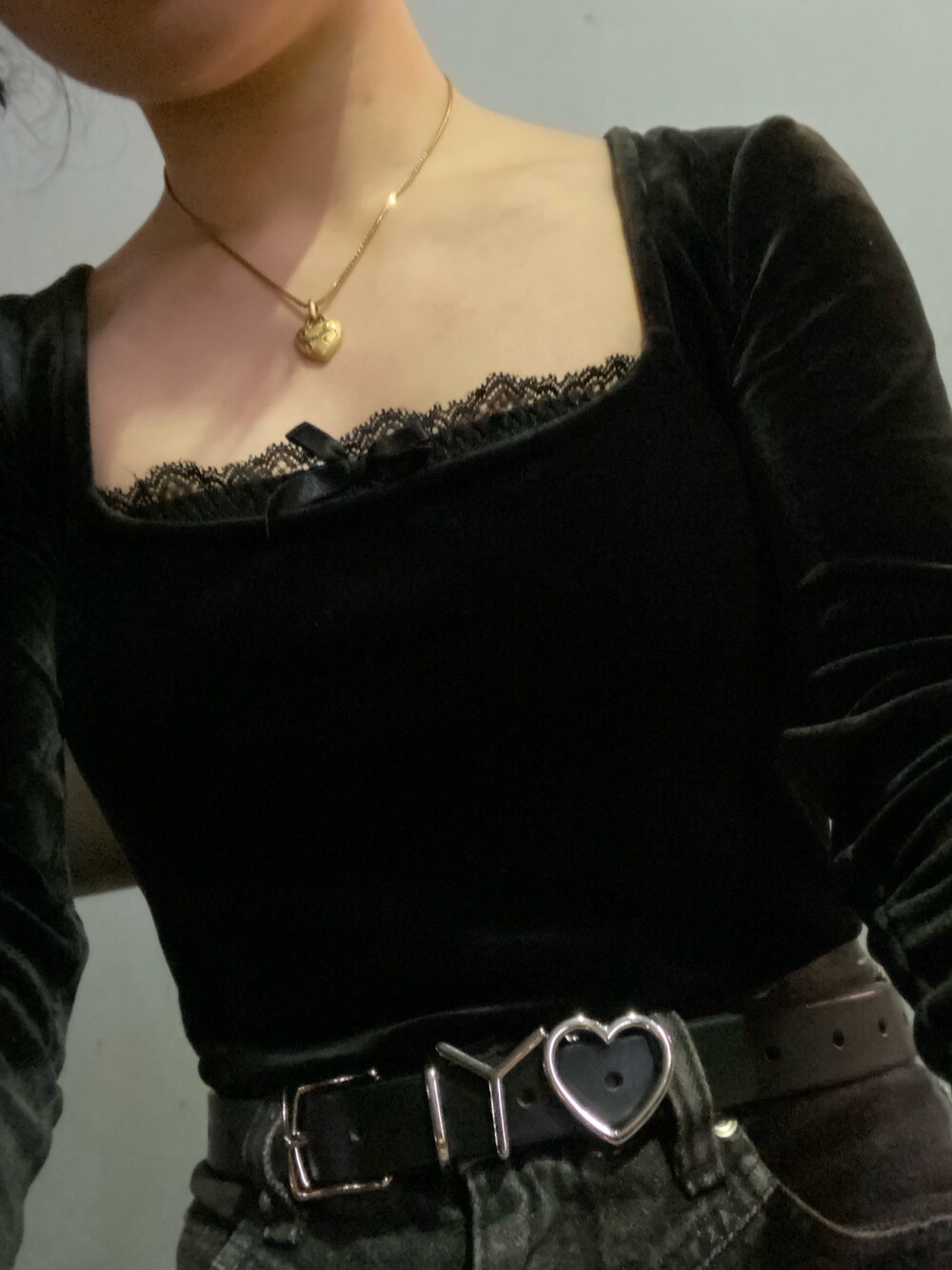 「girl、VINTAGE、used、レース、lace、black、denim、古着MIX、古着」｜「GIVENCHYのアイテム（ネックウォーマー/スヌード、ゴールド系）」を使った、yoshimofukoさん（レディース・153cm）の春コーディネートの1枚目の写真