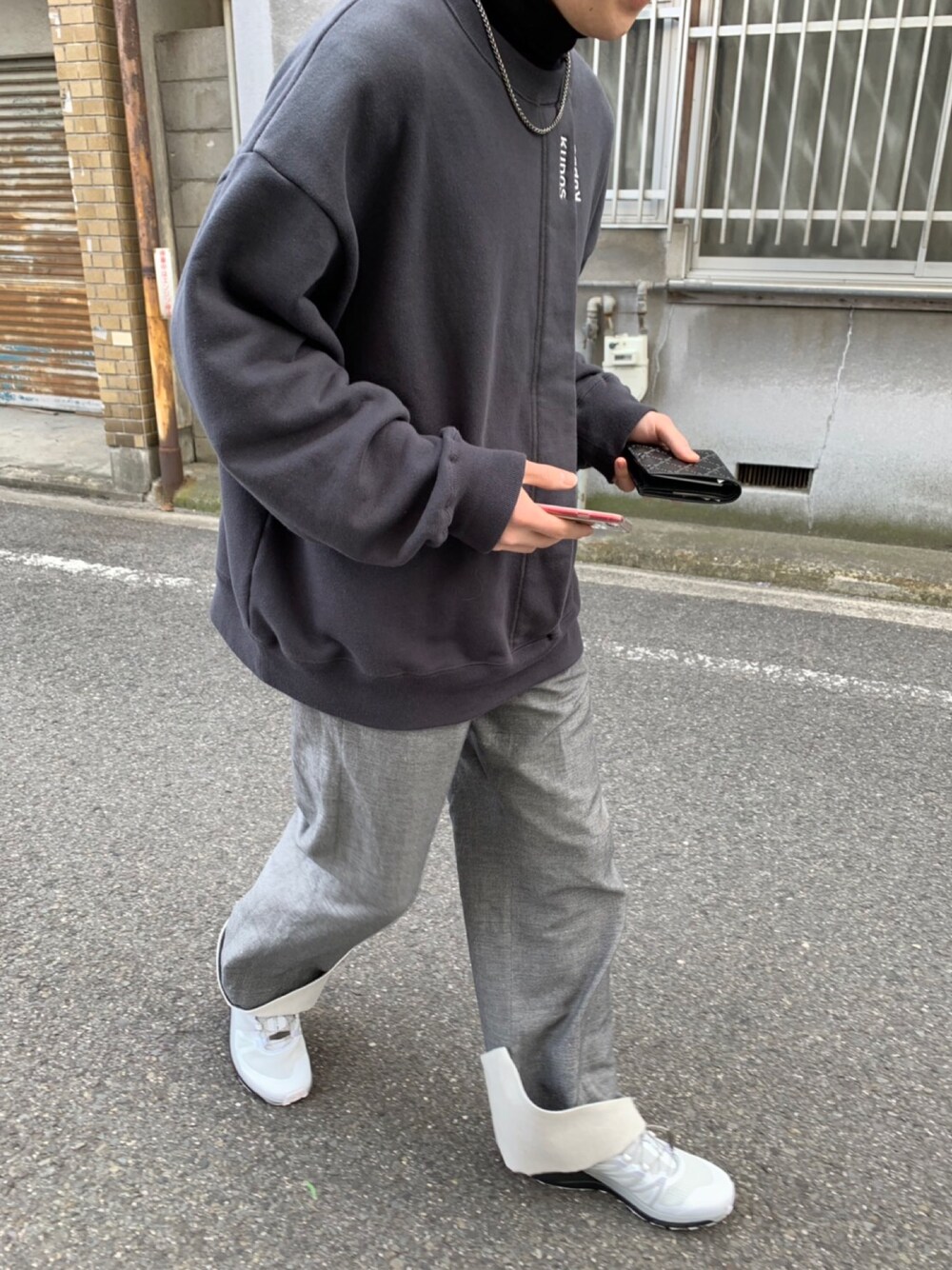 「キレイめ、オトナカジュアル、ootd、スウェット、白スニーカー、工藤司、花見、ビッグシルエット」｜「sodukのアイテム（スラックス、グレー系）」を使った、K.Hさん（メンズ・170cm）の春コーディネートの1枚目の写真