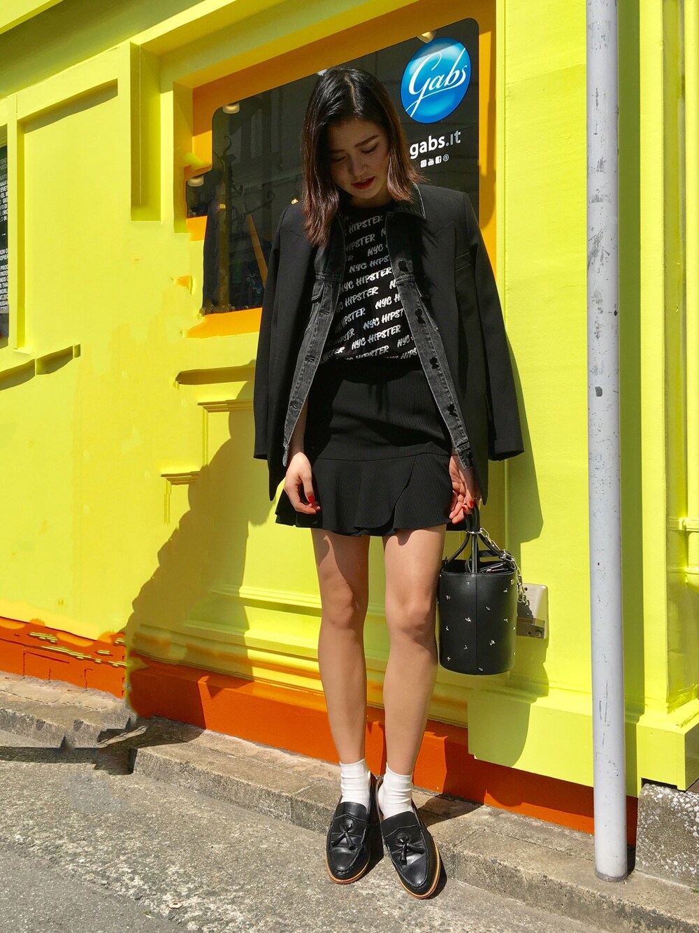 「スニーカー、スカート、シンプル、モノトーン、ootd、シンプルコーデ、春コーデ、カジュアルコーデ、ママコーデ、オトナカジュアル」｜「alexanderwangのアイテム（テーラードジャケット、ブラック系）」を使った、tomokaさん（レディース・168cm）の春コーディネートの1枚目の写真