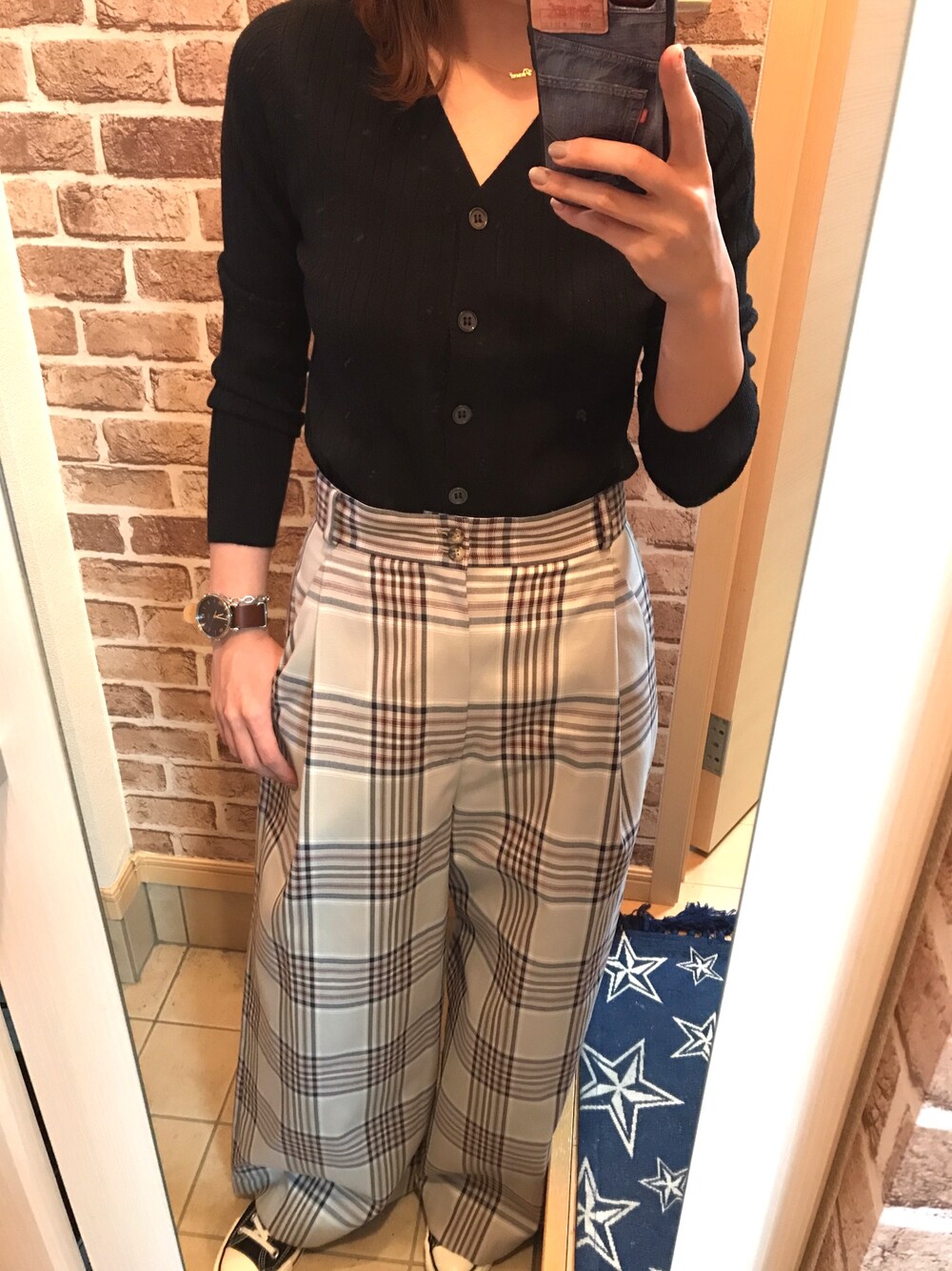 「シンプルコーデ、スニーカーコーデ、オトナ女子、ママコーデ、チェックパンツ、ワイドパンツ、カーディガン、おしゃれさんと繋がりたい、オトナカジュアル」｜「CONVERSEのCONVERSE "CANVAS ALL STAR J OX W" スニーカー（スニーカー、ブラック系）」を使った、azuuuさん（レディース・160cm）の春コーディネートの1枚目の写真