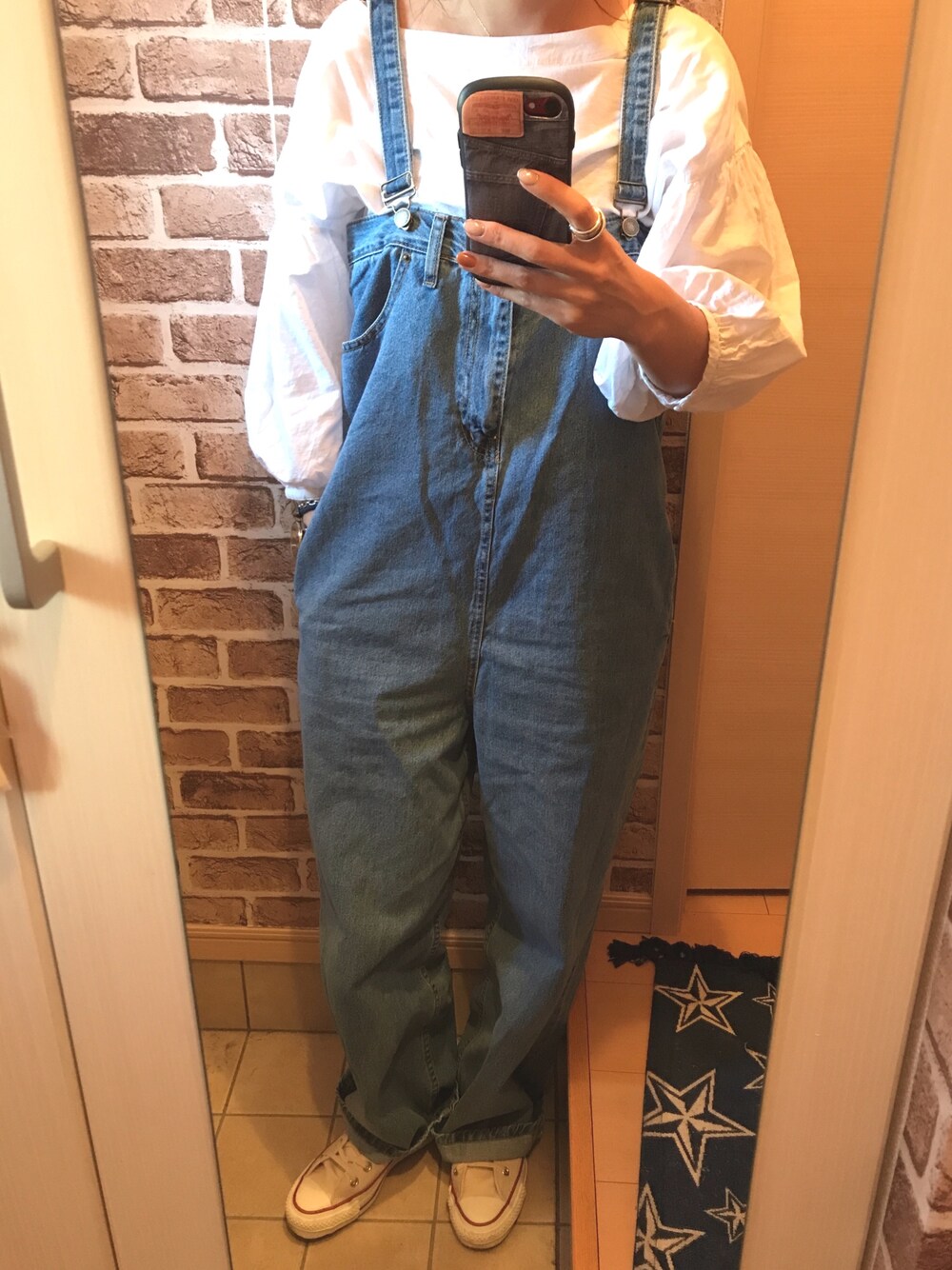 「カジュアルコーデ、ゆるコーデ、スニーカー、converse、デニム、サロペット、お洒落さんとつながりたい、シンプル、休日スタイル、服バカ」｜「CONVERSEのCONVERSE　キャンバスオールスターJHI（スニーカー、ベージュ系）」を使った、azuuuさん（レディース・160cm）の春コーディネートの1枚目の写真