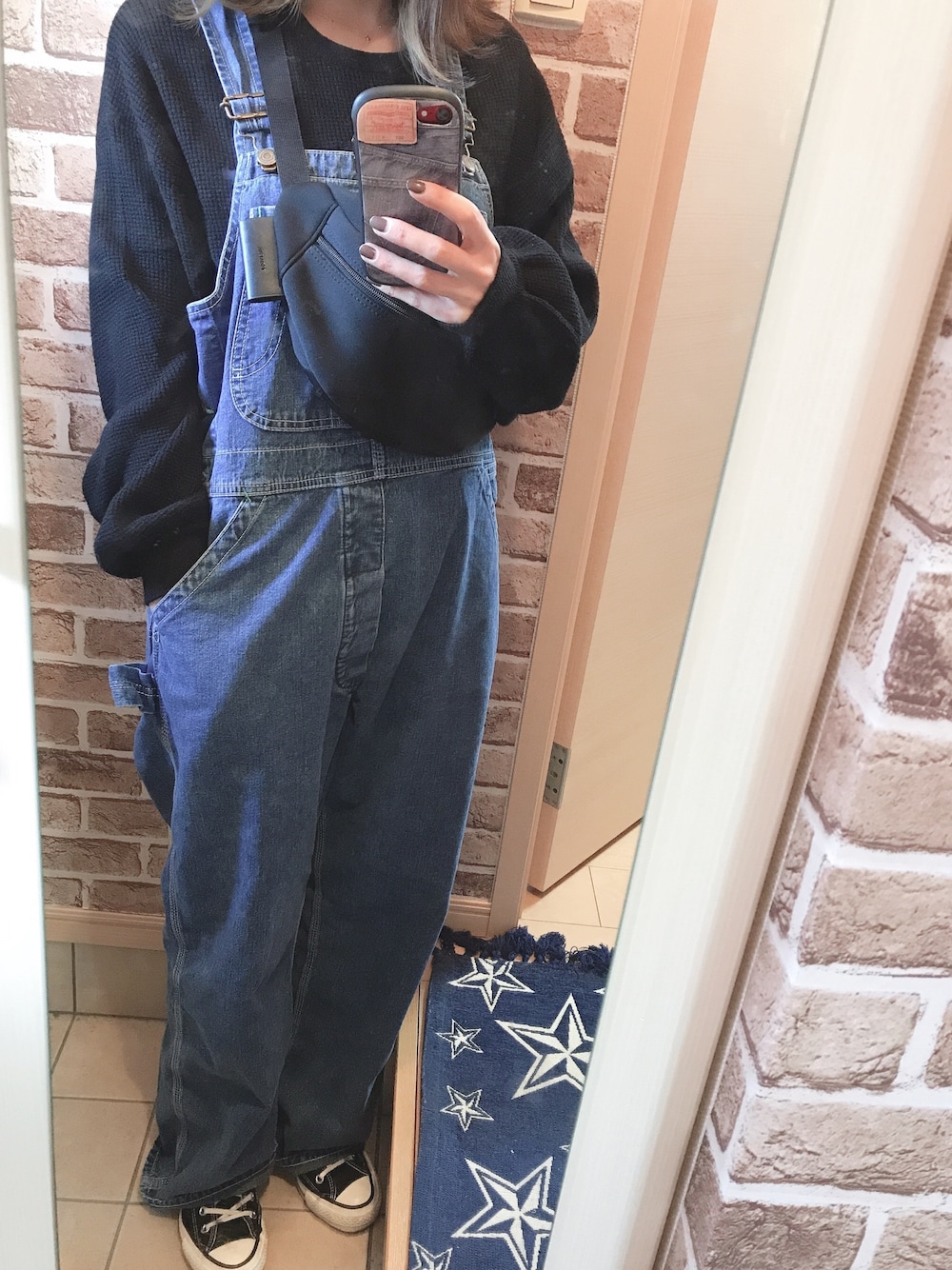 「ootd、オーバーサイズ、outfit、カジュアル、オーバーオール、ママコーデ、サロペット、だぼだぼ、ゆるコーデ、converse」｜「CONVERSEのCONVERSE  コンバース CANVAS ALL STAR J HI  キャンバスオールスター J　ハイ  32067961  BLACK（スニーカー、ブラック系）」を使った、azuuuさん（レディース・160cm）の冬コーディネートの1枚目の写真