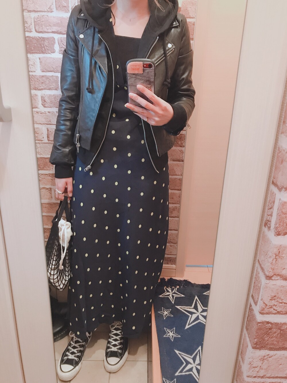 「ドット、スニーカーコーデ、レイヤードスタイル、オトナカジュアル、オトナ女子、ネイビー、ワンピース、ライダース、ママコーデ、おしゃれさんと繋がりたい」｜「CONVERSEのCONVERSE  コンバース CANVAS ALL STAR J HI  キャンバスオールスター J　ハイ  32067961  BLACK（スニーカー、ブラック系）」を使った、azuuuさん（レディース・160cm）の春コーディネートの1枚目の写真