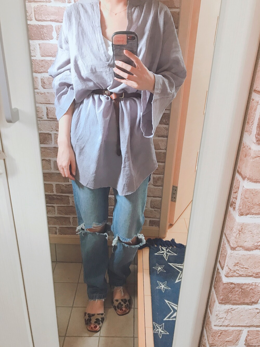 「サンダル、デニム、スキッパーシャツ、ウエストマーク、お洒落さんとつながりたい、UNIQLO、ママコーデ、パンツスタイル、パープル、シャツスタイル」｜「SHIPSのSKA:アバルカサンダル◇（サンダル、イエロー系）」を使った、azuuuさん（レディース・160cm）の春コーディネートの1枚目の写真