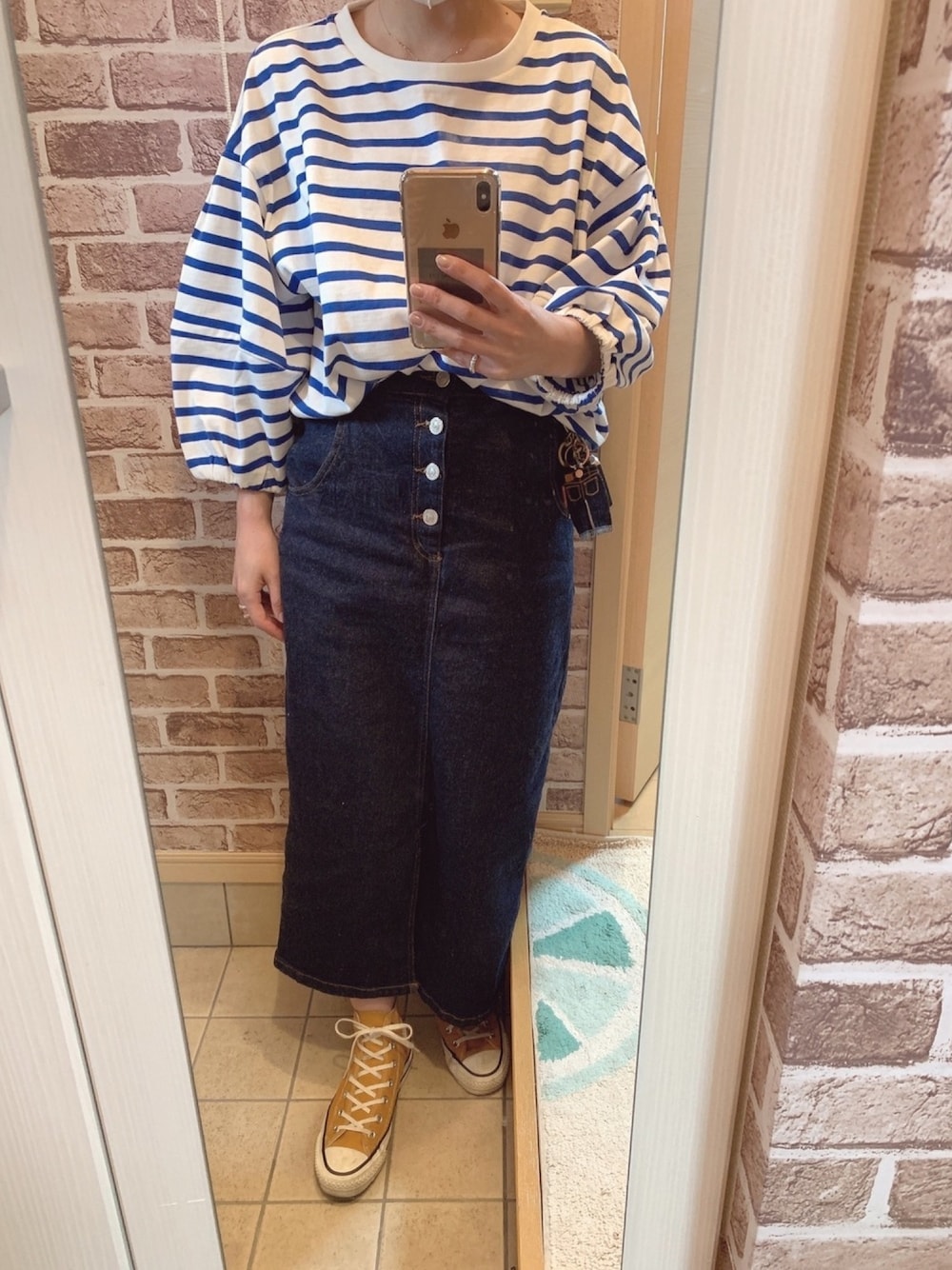 「シンプルコーデ、スニーカーコーデ、ボーダー、ootd、コンバース、ハイカットスニーカー、青ボーダー、オトナカジュアル、大人カジュアル、ボリューム袖」｜「CONVERSEのCONVERSE コンバース CANVAS ALL STAR J HI キャンバス オールスター ジェイ ハイ MUSTARD（スニーカー、イエロー系）」を使った、azuuuさん（レディース・160cm）の春コーディネートの1枚目の写真