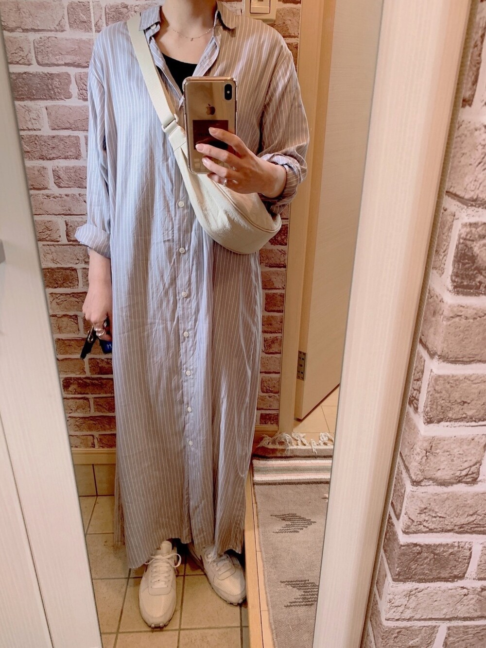 「シンプル、ラクチンコーデ、カジュアル、オトナカジュアル、大人カジュアル、スニーカー、NIKE、ootd、シャツワンピ、シンプルコーデ」｜「NIKEのNIKE ナイキ W DBREAK-TYPE デイブレイク　タイプ WDD4853 110PALIVR/M GOL（スニーカー、ホワイト系）」を使った、azuuuさん（レディース・160cm）の春コーディネートの1枚目の写真