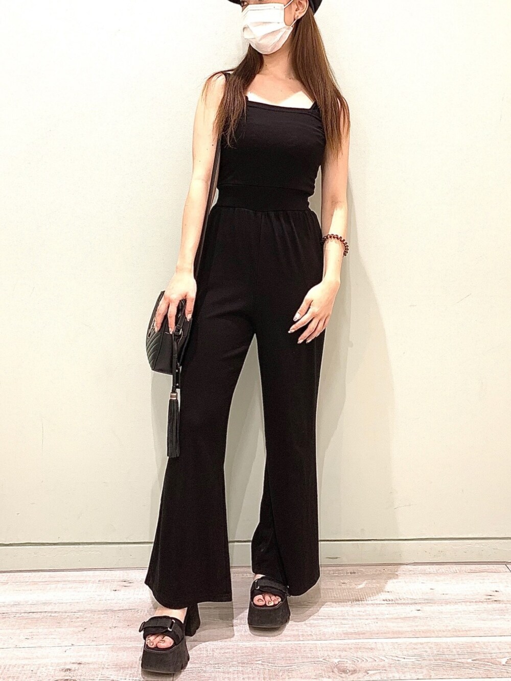 「FIG&VIPER、フィグアンドヴァイパー(FIG&VIPER)、大人カジュアル、夏コーデ、サンダル、オールインワン、オールブラック、Saint Laurent、カジュアル、ootd」｜「FIG&VIPERのベアロンパース（その他トップス、ブラック系）」を使った、FIG&VIPER_WAKANOさん（レディース・157cm）の夏コーディネートの1枚目の写真