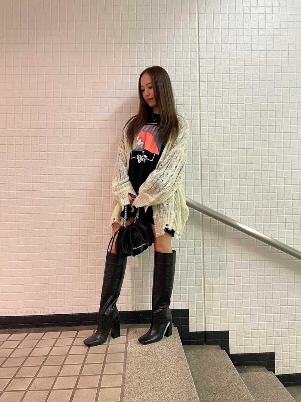 「FIG&VIPER、フィグアンドヴァイパー(FIG&VIPER)、私の推しブランド、ニットコーデ、大人女子、モノトーンコーデ、ブーツ、カジュアルコーデ、低身長コーデ、ブラック」｜「FIG&VIPERの2WAYダメージBIGニット（カーディガン/ボレロ、ホワイト系）」を使った、FIG&VIPER_WAKANOさん（レディース・157cm）の冬コーディネートの1枚目の写真