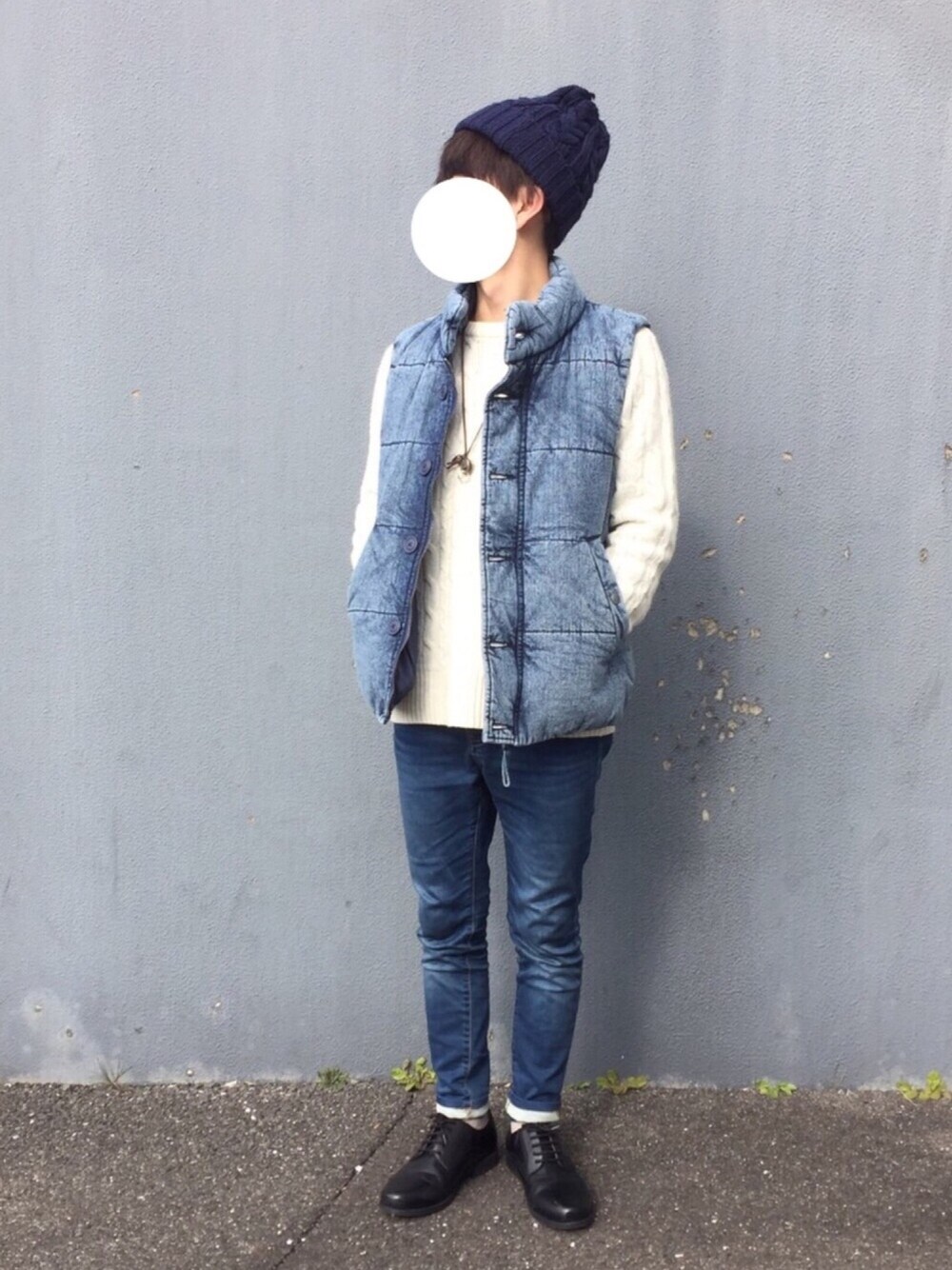 ブルー系のジャケット/アウター、ホワイト系のニット/セーター、ブルー系のその他パンツを着用したメンズの冬コーディネートの1枚目の写真