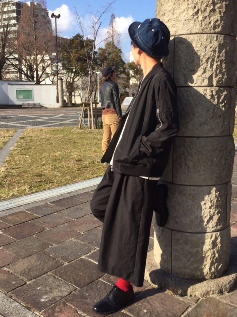 ブラック系のブルゾン、ホワイト系のTシャツ/カットソー、ブラック系のスラックスを着用したメンズの冬コーディネートの1枚目の写真