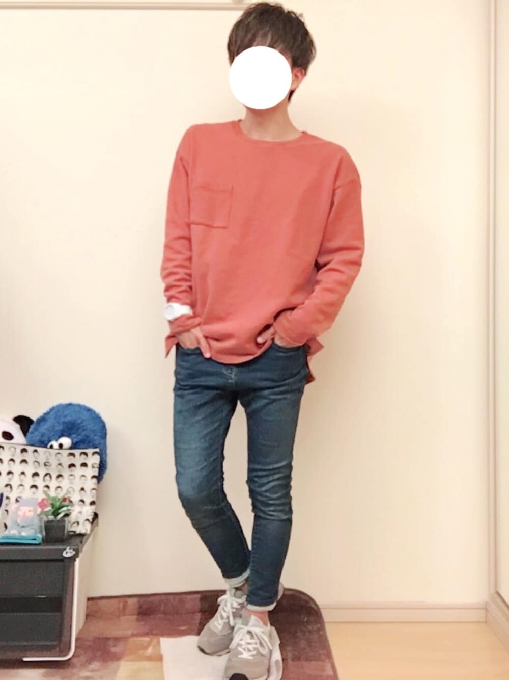 ピンク系のTシャツ/カットソー、ブルー系のデニムパンツ、グレー系のスニーカーを着用したメンズの春コーディネートの1枚目の写真