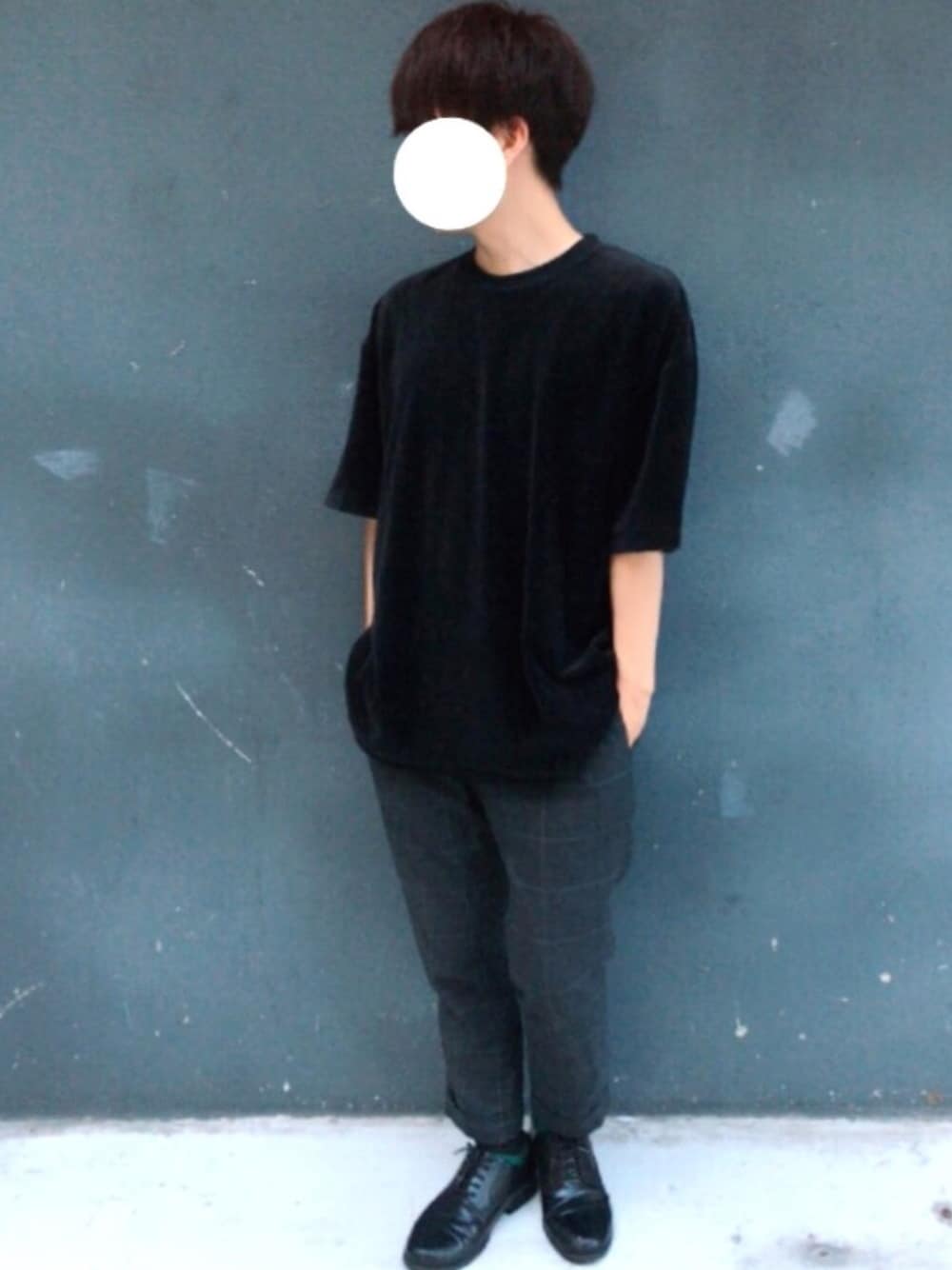ブラック系のTシャツ/カットソー、グレー系のその他パンツ、ブラック系のその他シューズを着用したメンズの秋コーディネートの1枚目の写真