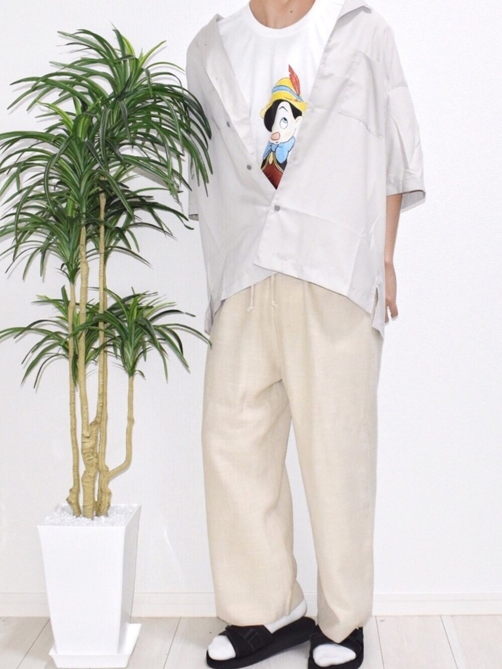 「おしゃれさんと繋がりたい、LIDnM、リドム、オープンカラーシャツ、シルバー、古着、suicoke、サンダル、ベージュ、靴下 × サンダル」｜「Instagram🐑のアイテム（その他、その他）」を使った、みっち~さん（メンズ・166cm）の夏コーディネートの1枚目の写真
