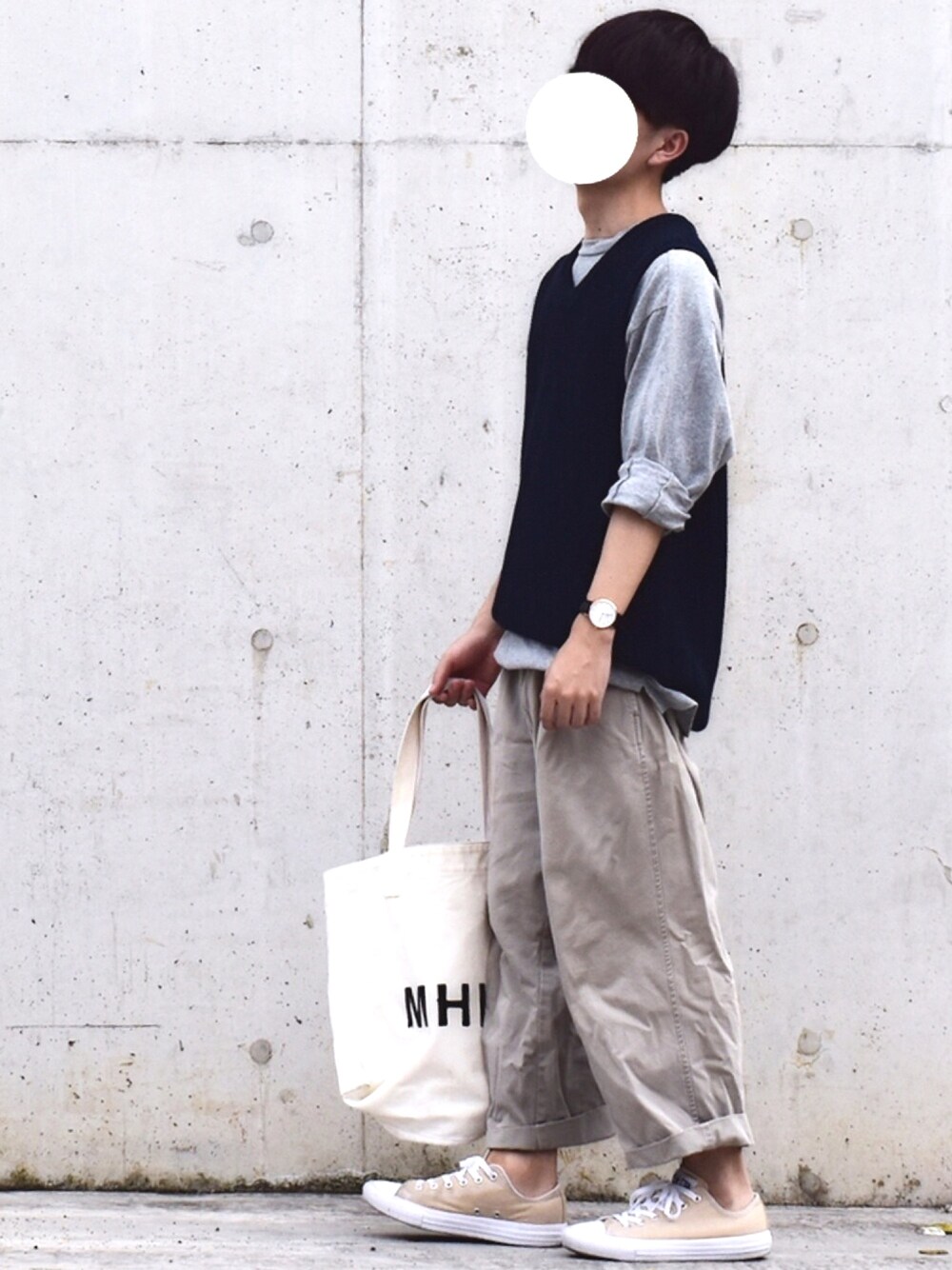 ブルー系のベスト、グレー系のカーゴパンツ、グレー系のTシャツ/カットソーを着用したメンズの夏コーディネートの1枚目の写真