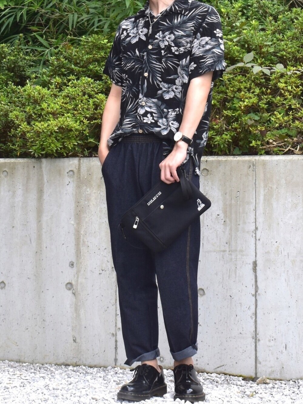 「夏のワントーンコーデ、シンプル、夏、アロハシャツ、柄シャツ、KANGOL、ドクターマーチン、ダニエルウェリントン、わしのがらがらこーで、デニムパンツ」｜「Instagram🐑のアイテム（その他、その他）」を使った、みっち~さん（メンズ・166cm）の夏コーディネートの1枚目の写真