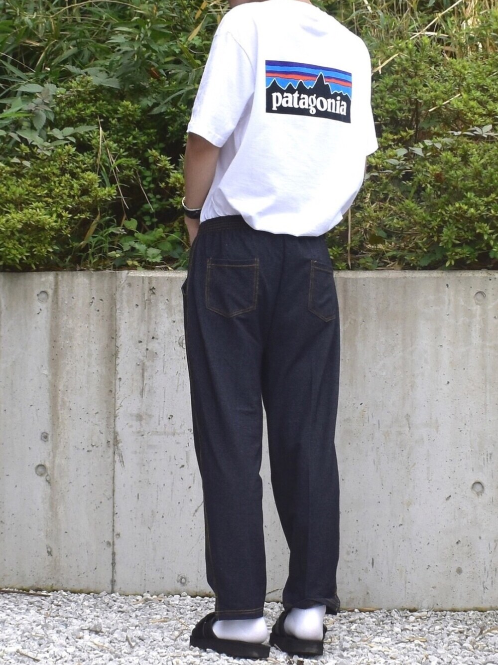 「シンプル、お洒落さんとつながりたい、カジュアルコーデ、パタゴニア、patagonia、白Tシャツ、デニムパンツ、白Tシャツ×デニム、ダニエルウェリントン、サンダル」｜「古着のアイテム（スラックス、ブルー系）」を使った、みっち~さん（メンズ・166cm）の秋コーディネートの1枚目の写真
