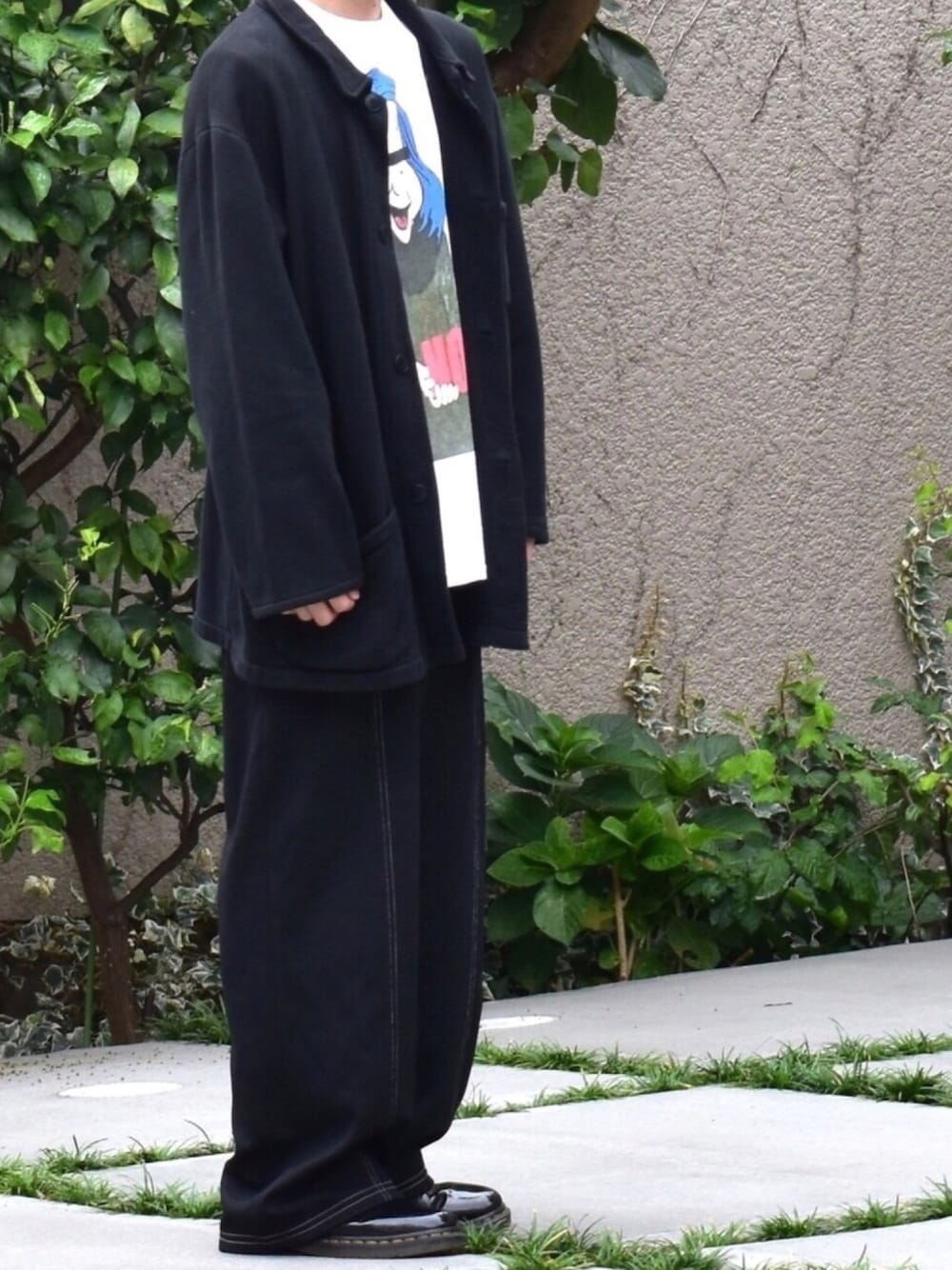 「秋服準備はじめました、おしゃれさんと繋がりたい、休日スタイル、ブラック、オーバーサイズ、undercover、アンダーカバー、agnes b.、ドクターマーチン、古着」｜「UNDERCOVERのMUU9801-06（Tシャツ/カットソー、ホワイト系）」を使った、みっち~さん（メンズ・166cm）の秋コーディネートの1枚目の写真