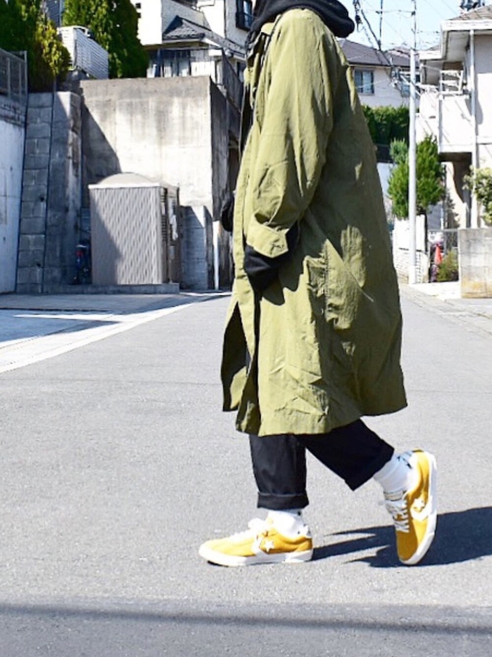 イエロー系のスニーカー、ブラック系のその他パンツ、グリーン系のその他アウターを着用したメンズの春コーディネートの1枚目の写真
