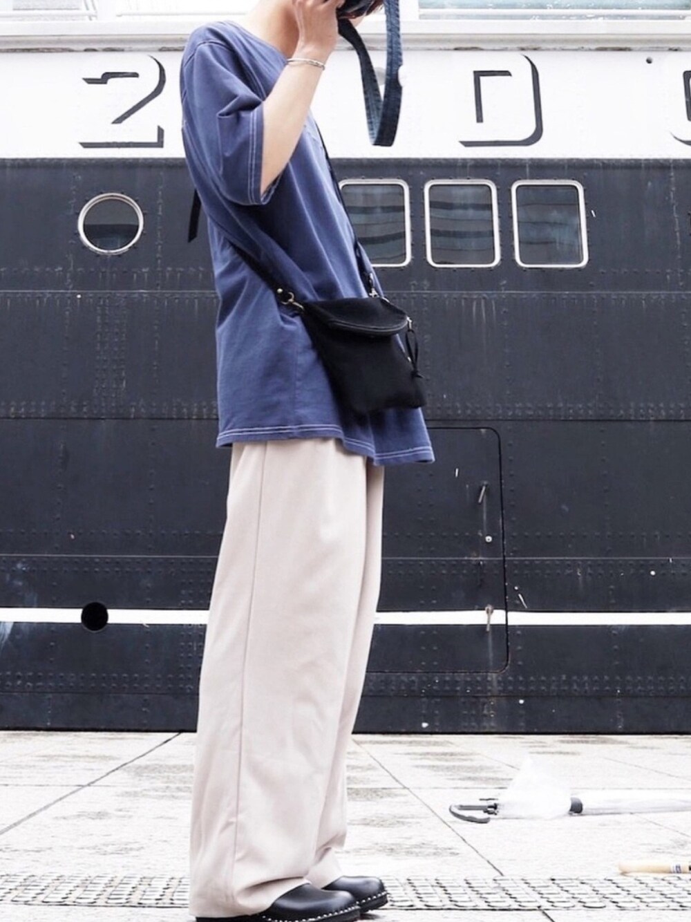 「大人カジュアル、いいね、save、フォローお願いします🤑、stussy、トロエントープ、ワイドパンツ、サコッシュ、ネイビー、一眼レフ、サンダル」｜「YACAのアイテム（パーカー、ベージュ系）」を使った、みっち~さん（メンズ・166cm）の夏コーディネートの1枚目の写真