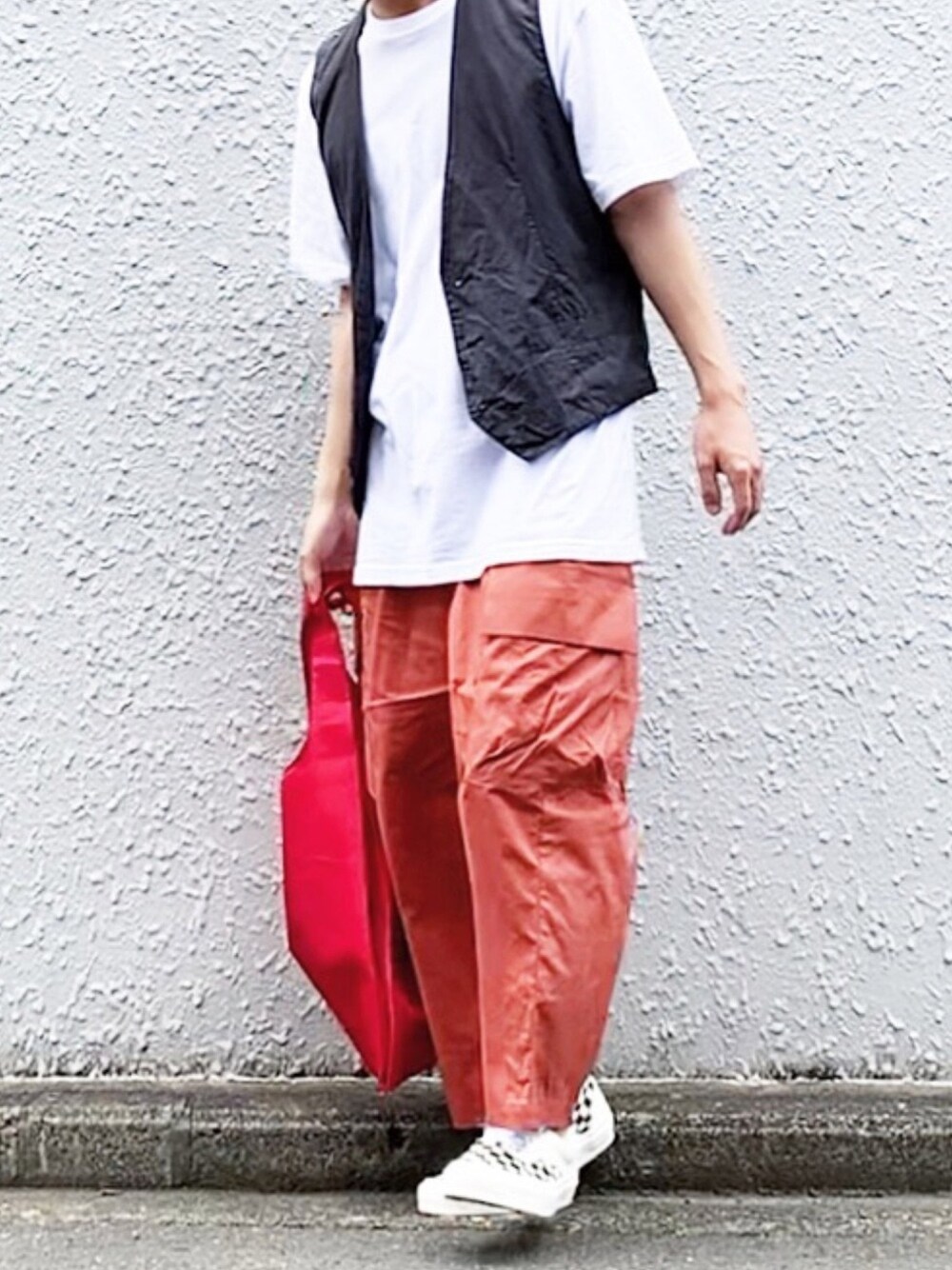 「FUJIROCKEEN、カジュアル、オレンジ、フラッグチェック、ベスト、patagonia、カーゴパンツ、ワイドパンツ、VANS、赤、keen」｜「kutirのワイドカーゴパンツ（カーゴパンツ、レッド系）」を使った、みっち~さん（メンズ・166cm）の夏コーディネートの1枚目の写真
