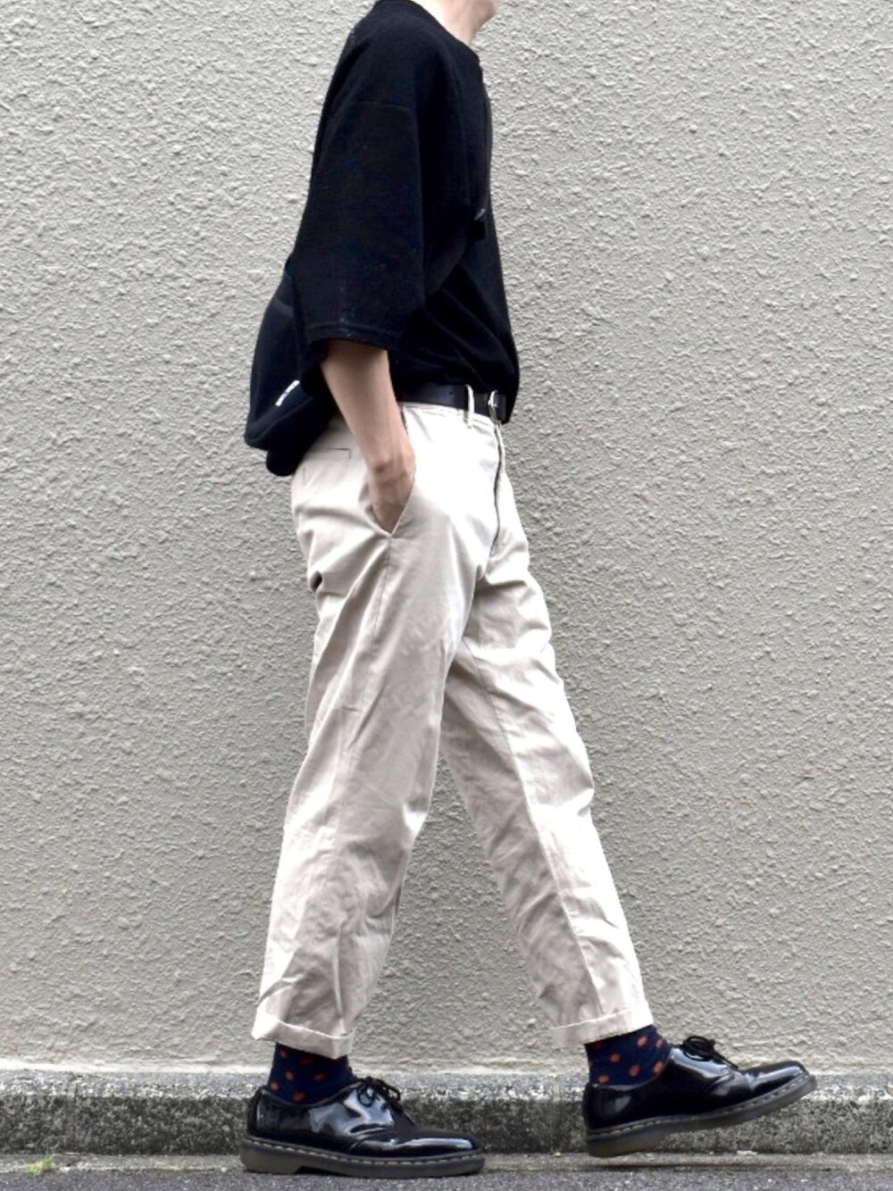 「夏、今日のコーデ、シンプルコーデ、おじコーデ、UNIQLO、ベージュパンツ、CHUMS、タックイン、低身長、靴下」｜「kutirのシンプルベルト（ベルト、ブラック系）」を使った、みっち~さん（メンズ・166cm）の夏コーディネートの1枚目の写真