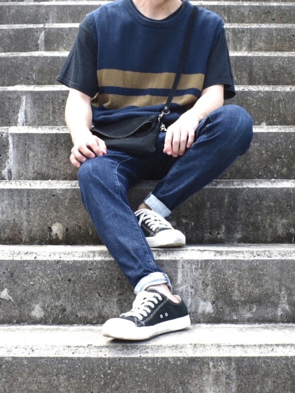 「夏コーデ、シンプル、ニットベスト、SENSEOFPLACE、プチプラ、revertical、古着MIX、デニムパンツ、UNIQLO、simple」｜「無印良品のアイテム（スニーカー、ブラック系）」を使った、みっち~さん（メンズ・166cm）の夏コーディネートの1枚目の写真