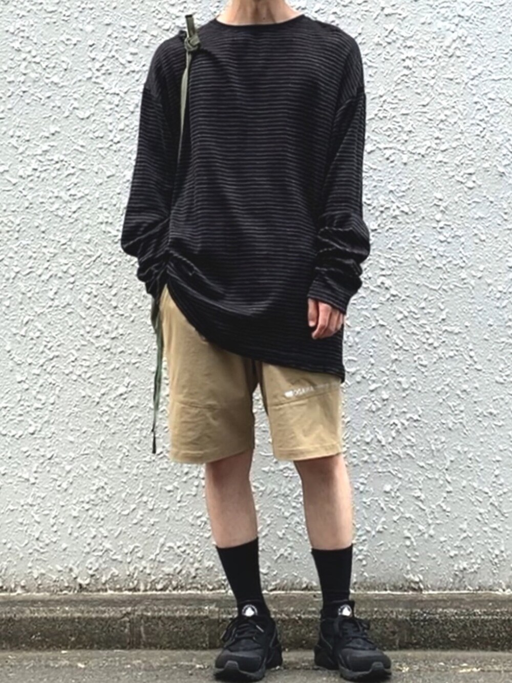 「秋、シンプルコーデ、夏コーデ、ソックス、ハーフパンツ、ロンT、ボーダー、YACA、エアハラチ、HARUSAKU」｜「NANO universeのOGAWA ALLWEATHER 2WAYショーツ（その他パンツ、ベージュ系）」を使った、みっち~さん（メンズ・166cm）の秋コーディネートの1枚目の写真