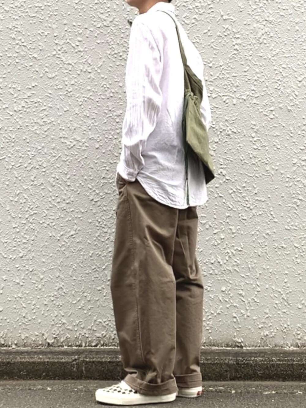 「秋のコーデ、シンプル、オトナカジュアル、白シャツ、プチプラ、ワイドフィットカーブパンツ、古着、YACA、VANS、低身長」｜「YACAのアイテム（バッグ、その他）」を使った、みっち~さん（メンズ・166cm）の秋コーディネートの1枚目の写真