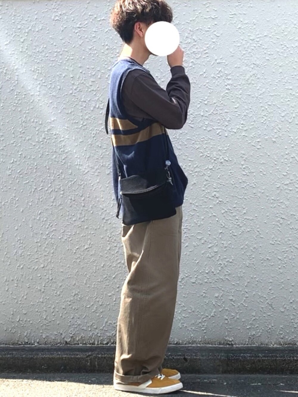 イエロー系のスニーカー、ブラウン系のその他パンツ、ブルー系のニット/セーターを着用したメンズの秋コーディネートの1枚目の写真