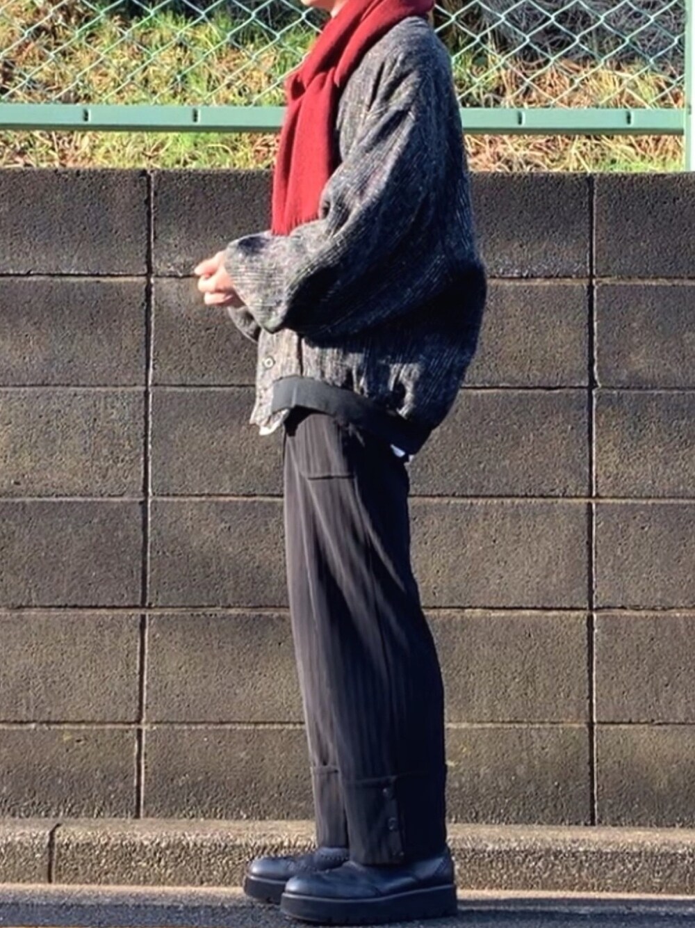 「シンプルコーデ、秋冬コーデ、プチプラ、古着、古着MIX、低身長男子、低身長コーデ、カーディガン、赤マフラー、ユナイテッドトウキョウ」｜「UNIQLOのオーバーサイズフランネルスタンドカラーシャツ（長袖）（シャツ/ブラウス、ホワイト系）」を使った、みっち~さん（メンズ・166cm）の冬コーディネートの1枚目の写真
