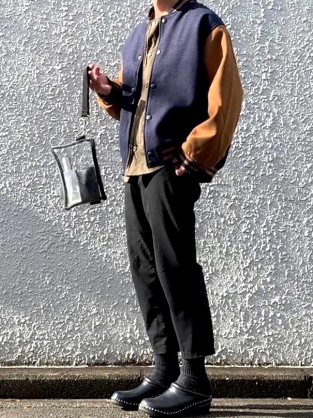 ブルー系のスタジャン、グリーン系のシャツ/ブラウス、その他のバッグを着用したメンズの冬コーディネートの1枚目の写真