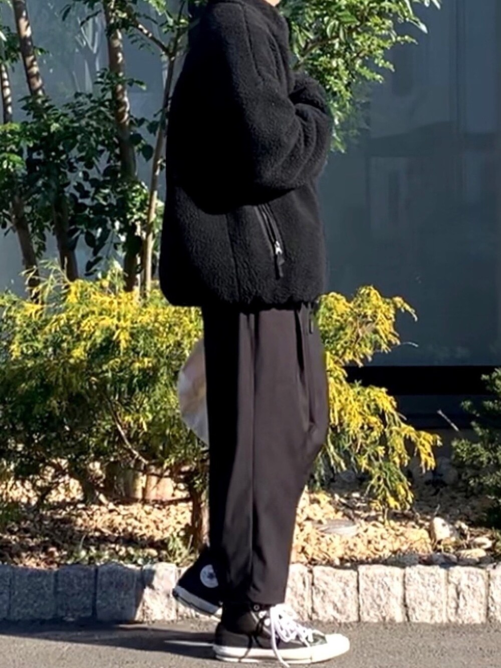 ブラック系のスニーカー、ブラック系のその他パンツ、ブラック系のブルゾンを着用したメンズの冬コーディネートの1枚目の写真