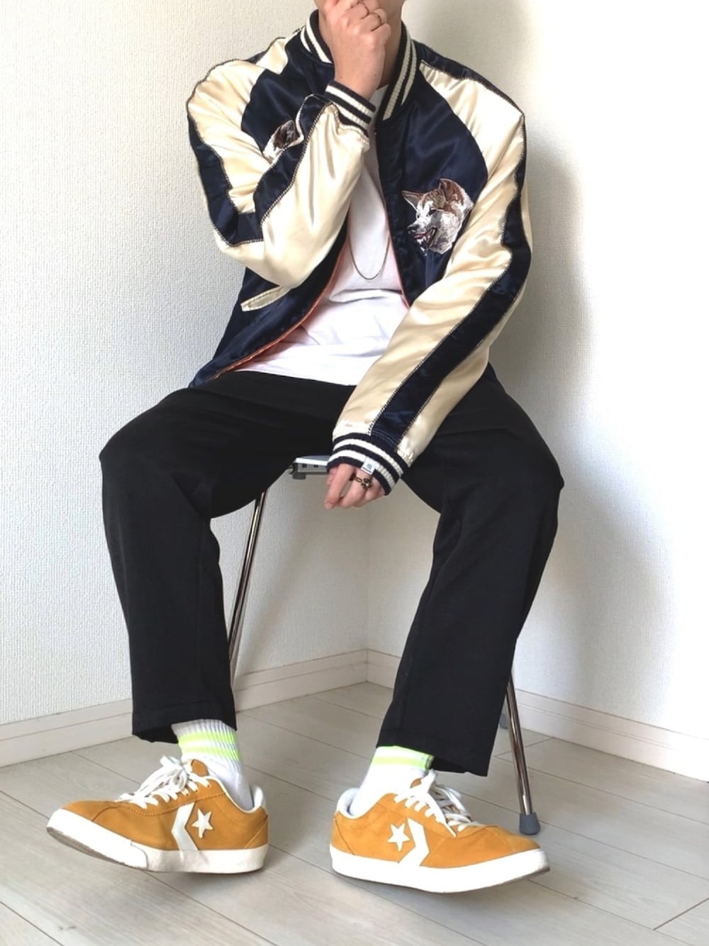 「おうちファッション、ルームウェア、部屋着、部屋撮り、VANQUISH、スカジャン、green label relaxing、コンバース、低身長男子、u170」｜「green label relaxingのSC ヘビーツイル クリースパンツ（その他パンツ、ブラック系）」を使った、みっち~さん（メンズ・165cm）の春コーディネートの1枚目の写真