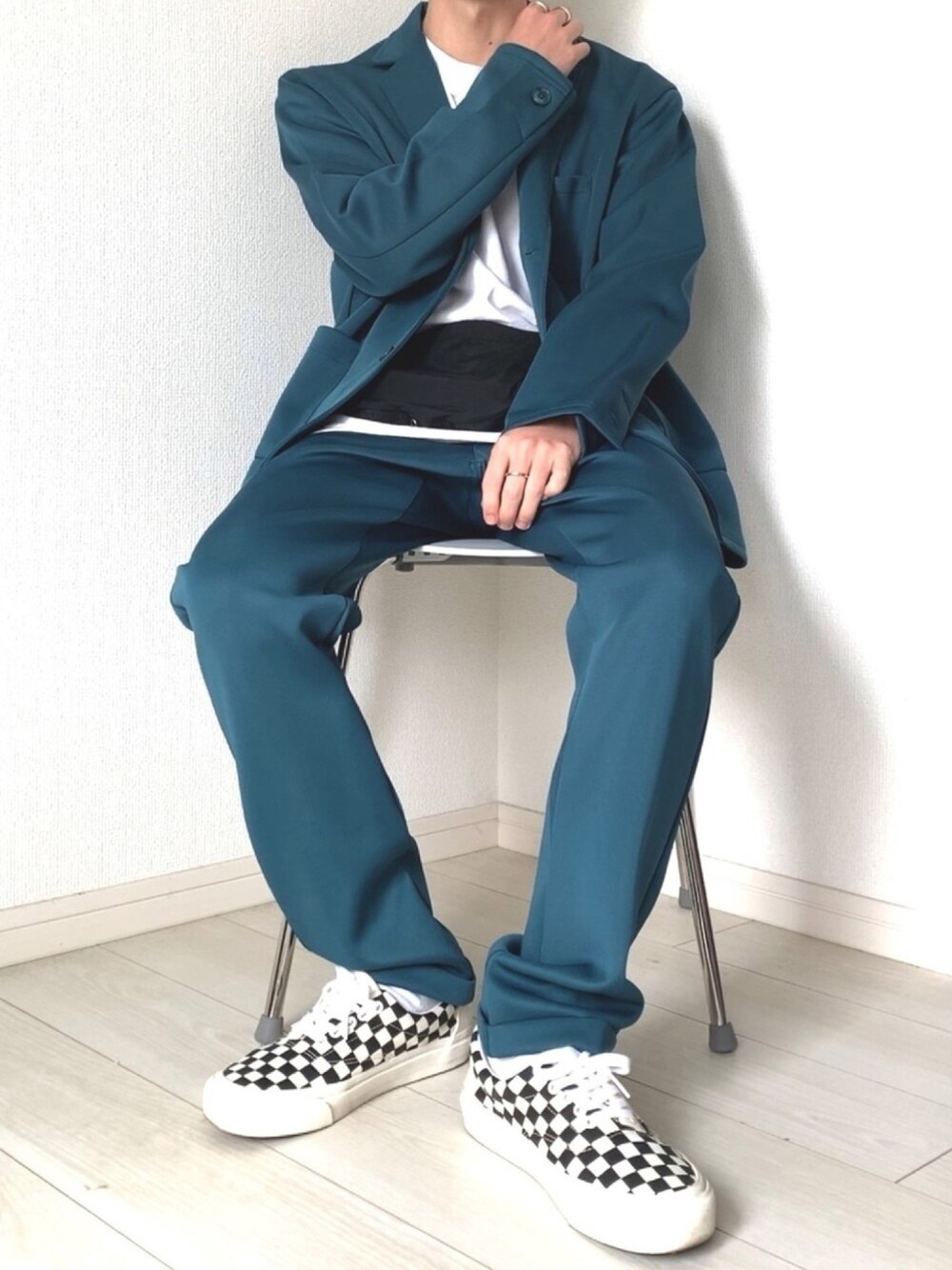「おうちファッション、部屋撮り、ルームウェア、MinoriTY、セットアップ、セットアップスタイル、VANS、HARUSAKU、白Tシャツ、低身長男子」｜「VANSのVANS ヴァンズ ERA CRFT エラクラフト VN0A3WLRVPN (PODIUM) CHECKERBOARD/BLACK（スニーカー、ホワイト系）」を使った、みっち~さん（メンズ・165cm）の春コーディネートの1枚目の写真
