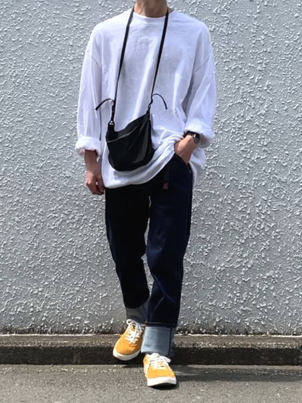 イエロー系のスニーカー、ブルー系のその他パンツ、ホワイト系のTシャツ/カットソーを着用したメンズの春コーディネートの1枚目の写真