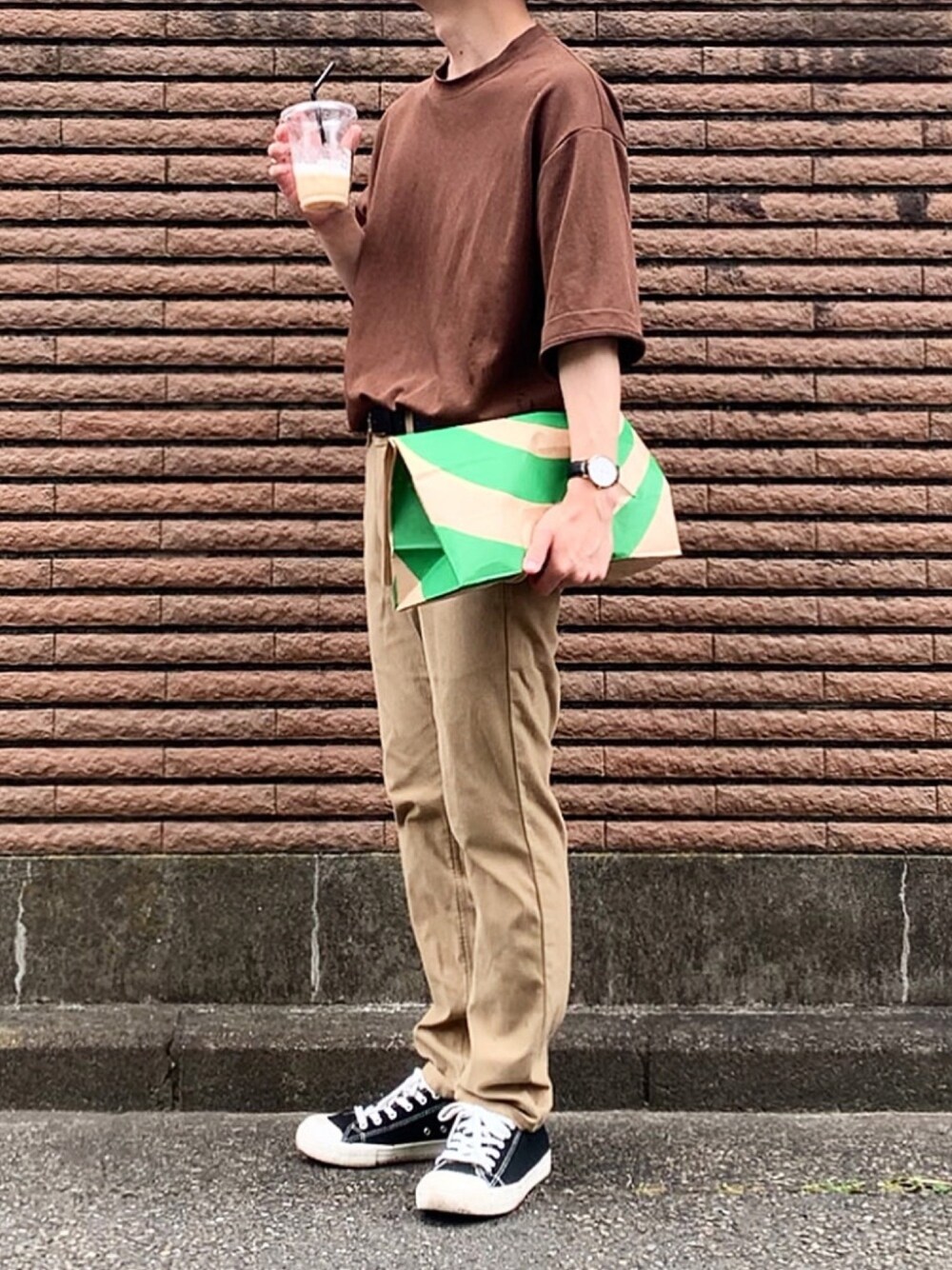 ブラウン系のTシャツ/カットソー、ベージュ系のチノパンツ、ブラック系のスニーカーを着用したメンズの夏コーディネートの1枚目の写真