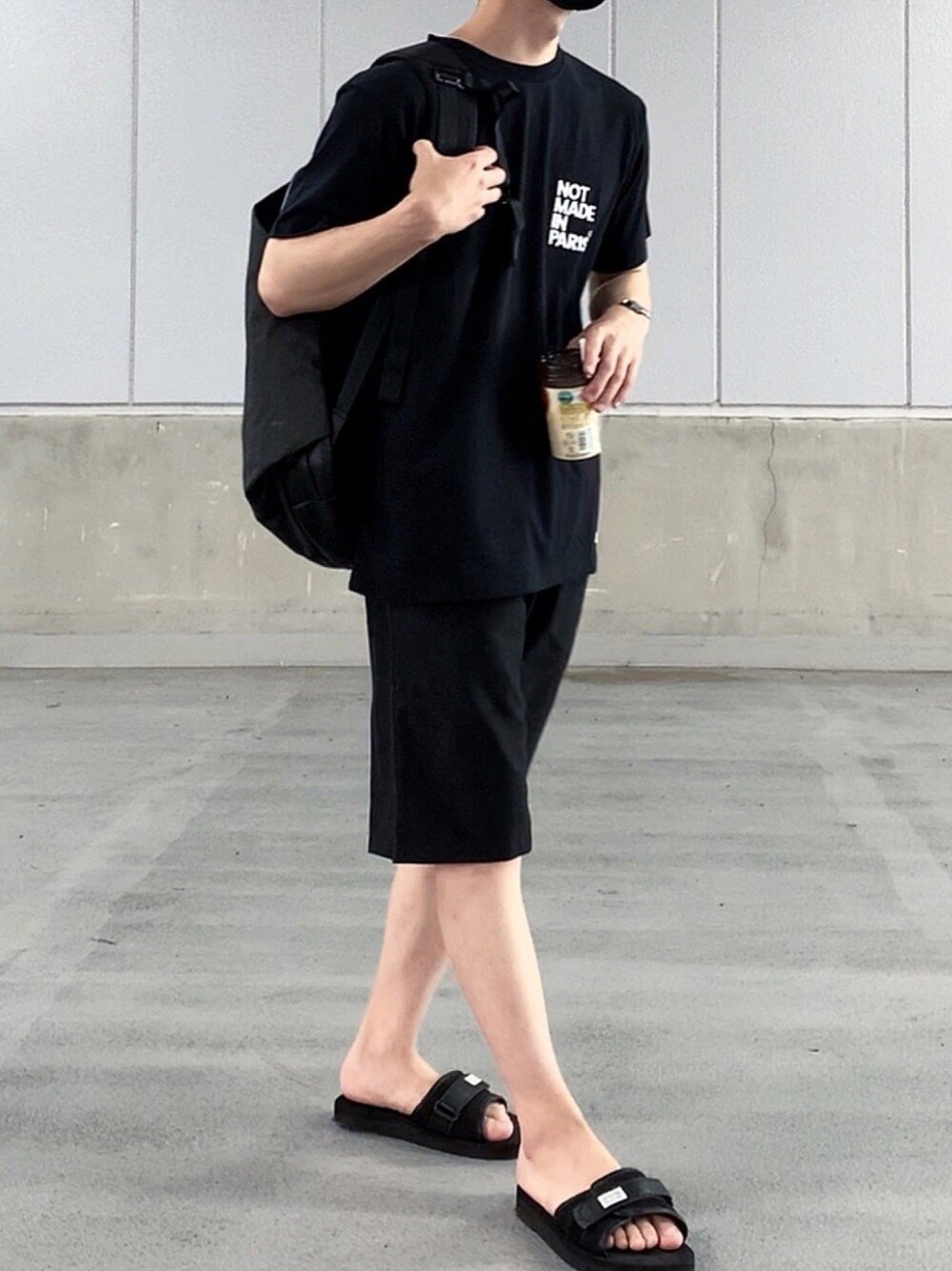 「シンプル、休日スタイル、きれいめカジュアル、シンプルコーデ、オールブラック、ハーフパンツ、韓国ファッション、韓国コーデ、韓国スタイル」｜「notmadeinpearsのアイテム（Tシャツ/カットソー、ブラック系）」を使った、みっち~さん（メンズ・165cm）の秋コーディネートの1枚目の写真