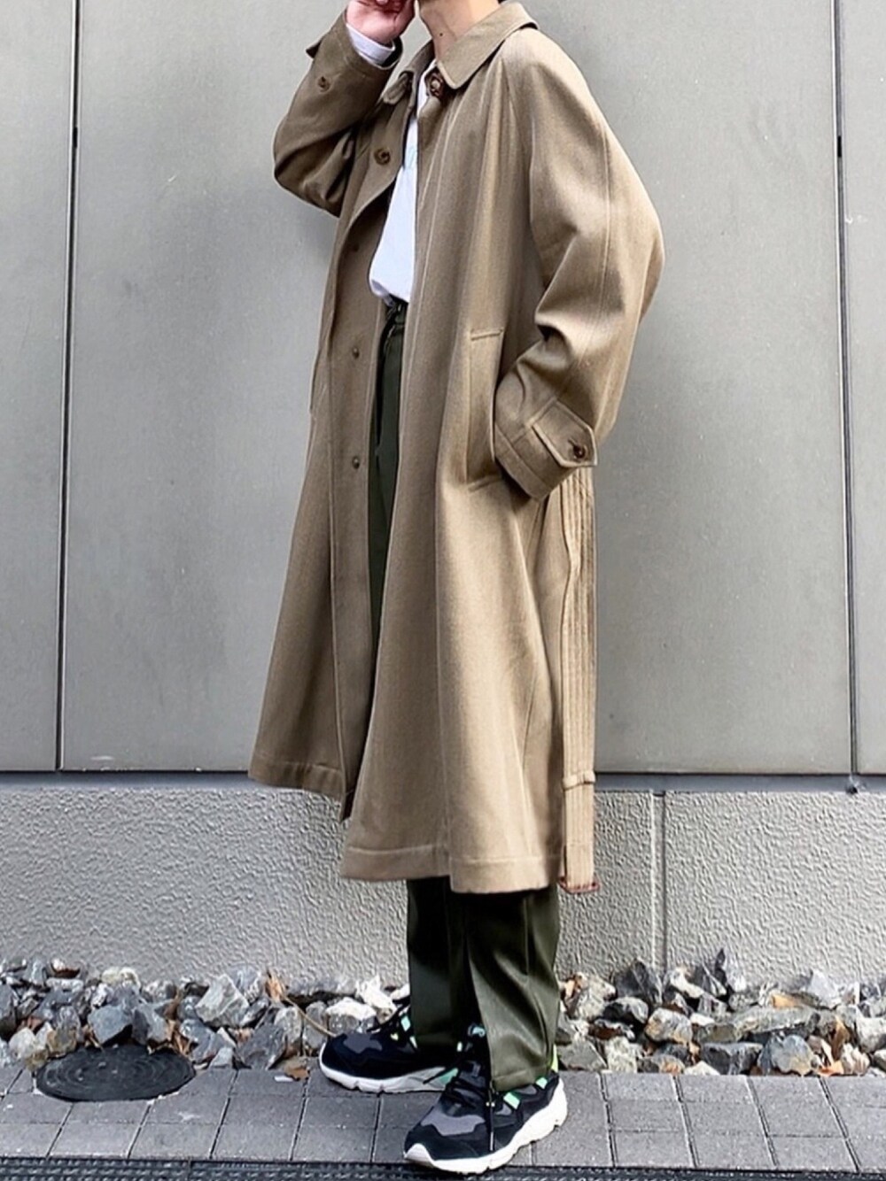 「レザーLOVEスナップ、秋冬コーデ、おしゃれさんと繋がりたい、いいね、save、フォローお願いします🤑、New Balance、トレンチコート、スニーカー、スニーカー好きと繋がりたい、タックイン、コート」｜「rukahiのアイテム（その他パンツ、グリーン系）」を使った、みっち~さん（メンズ・165cm）の秋コーディネートの1枚目の写真