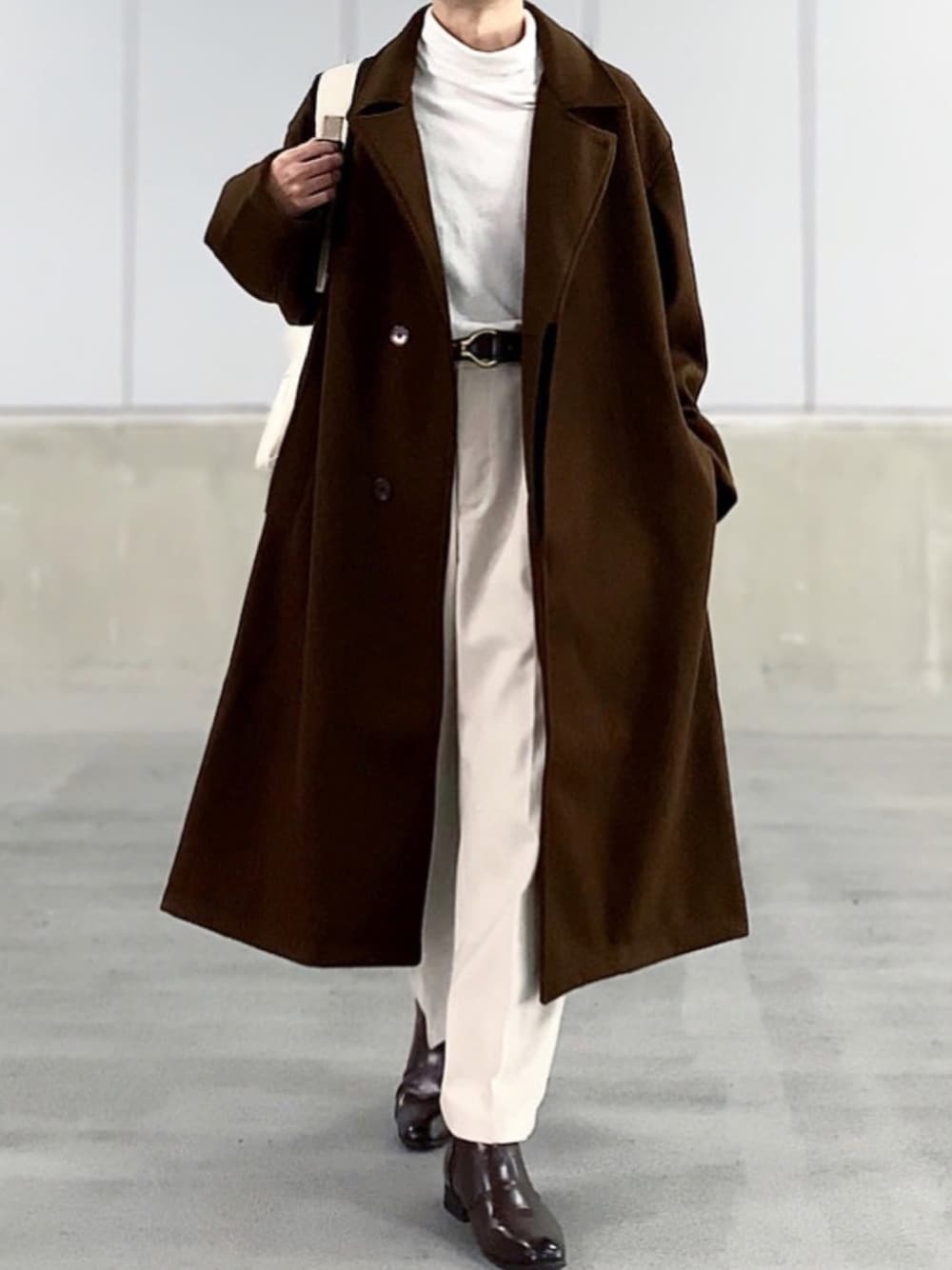 「シンプル、カジュアルコーデ、オトナカジュアル、おしゃれさんと繋がりたい、白パンツ、WYM LIDNM、WYM、LIDnM、タートルネック、UNIQLOコーデ」｜「EMMA CLOTHESのオーバーサイズ ビーバーメルトン ロングチェスターコート2020-2021WINTER(EMMA CLOTHES)（チェスターコート、ブラウン系）」を使った、みっち~さん（メンズ・165cm）の冬コーディネートの1枚目の写真