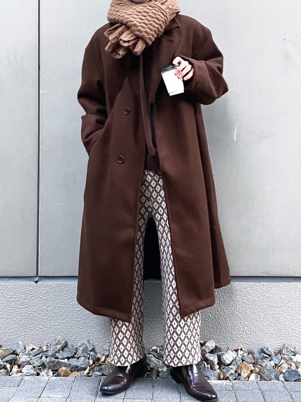 「冬のコーデ、おしゃれさんと繋がりたい、柄パンツ、ブラウンコーデ、ブラウン、EMMA  CLOTHES、低身長男子、カフェ、チェスターコート、マフラー」｜「EMMA CLOTHESのオーバーサイズ ビーバーメルトン ロングチェスターコート2020-2021WINTER(EMMA CLOTHES)（チェスターコート、ブラウン系）」を使った、みっち~さん（メンズ・165cm）の冬コーディネートの1枚目の写真
