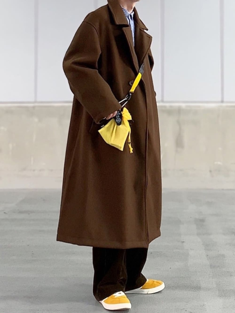 「ロングコート、シンプル、冬コーデ、URBAN RESEARCH、EMMA  CLOTHES、ワンスター、converse、ブラウン、低身長男子、ストライプシャツ」｜「EMMA CLOTHESのオーバーサイズ ビーバーメルトン ロングチェスターコート2020-2021WINTER(EMMA CLOTHES)（チェスターコート、ブラウン系）」を使った、みっち~さん（メンズ・165cm）の冬コーディネートの1枚目の写真