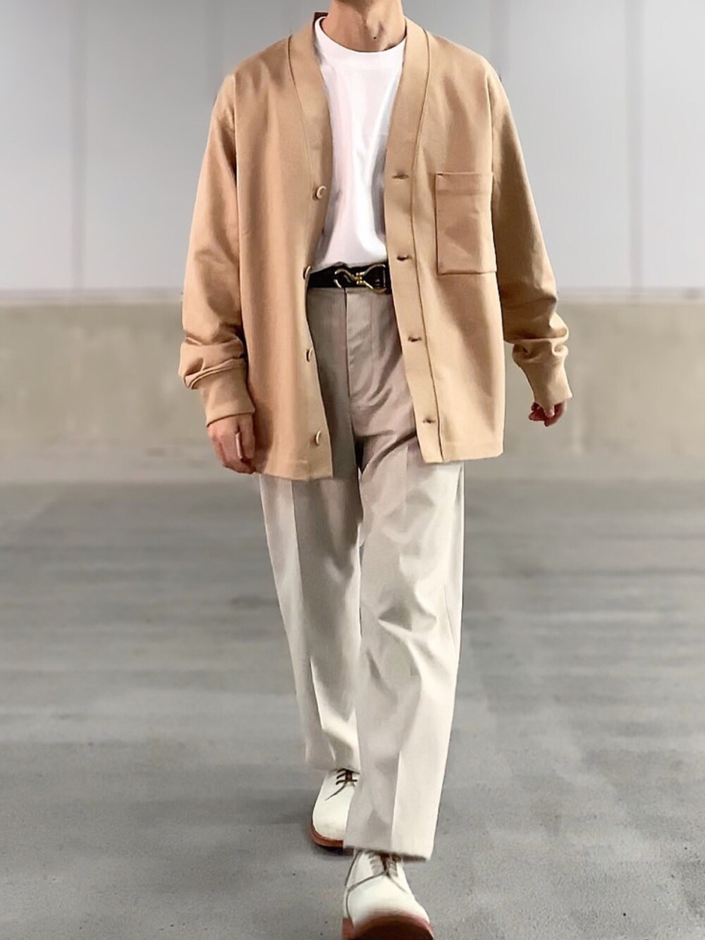 「お洒落さんとつながりたい、カジュアルコーデ、ゆるコーデ、いいね、save、フォローお願いします🤑、UNIQLO U、ss、カーディガン、白パンツ、低身長男子、Hanes」｜「TORY LEATHERの【TORY LEATHER/トリーレザー】 BRIDLE LEATHER HOOF PICK BELT / ブライドルレザー ブラス フーフ ピック ベルト（ベルト、ブラウン系）」を使った、みっち~さん（メンズ・165cm）の冬コーディネートの1枚目の写真
