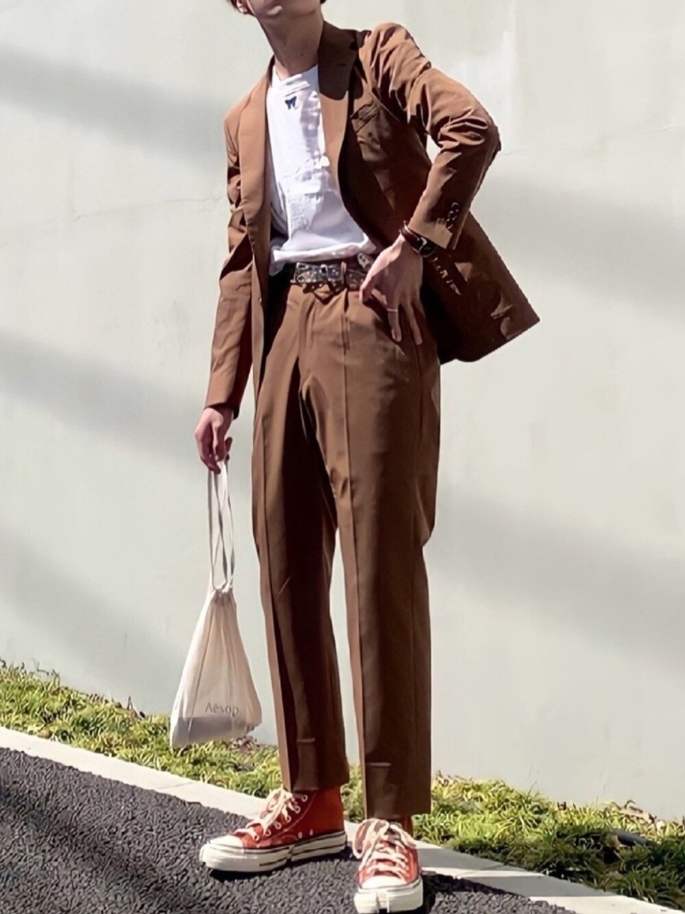 「春コーデ、おしゃれさんと繋がりたい、ハイカットスニーカー、セットアップ、スーツスタイル、クリアベルト、ダニエルウェリントン、低身長男子、きれいめカジュアル、白Tシャツ」｜「hitailorのアイテム（スーツセット、ブラウン系）」を使った、みっち~さん（メンズ・165cm）の春コーディネートの1枚目の写真