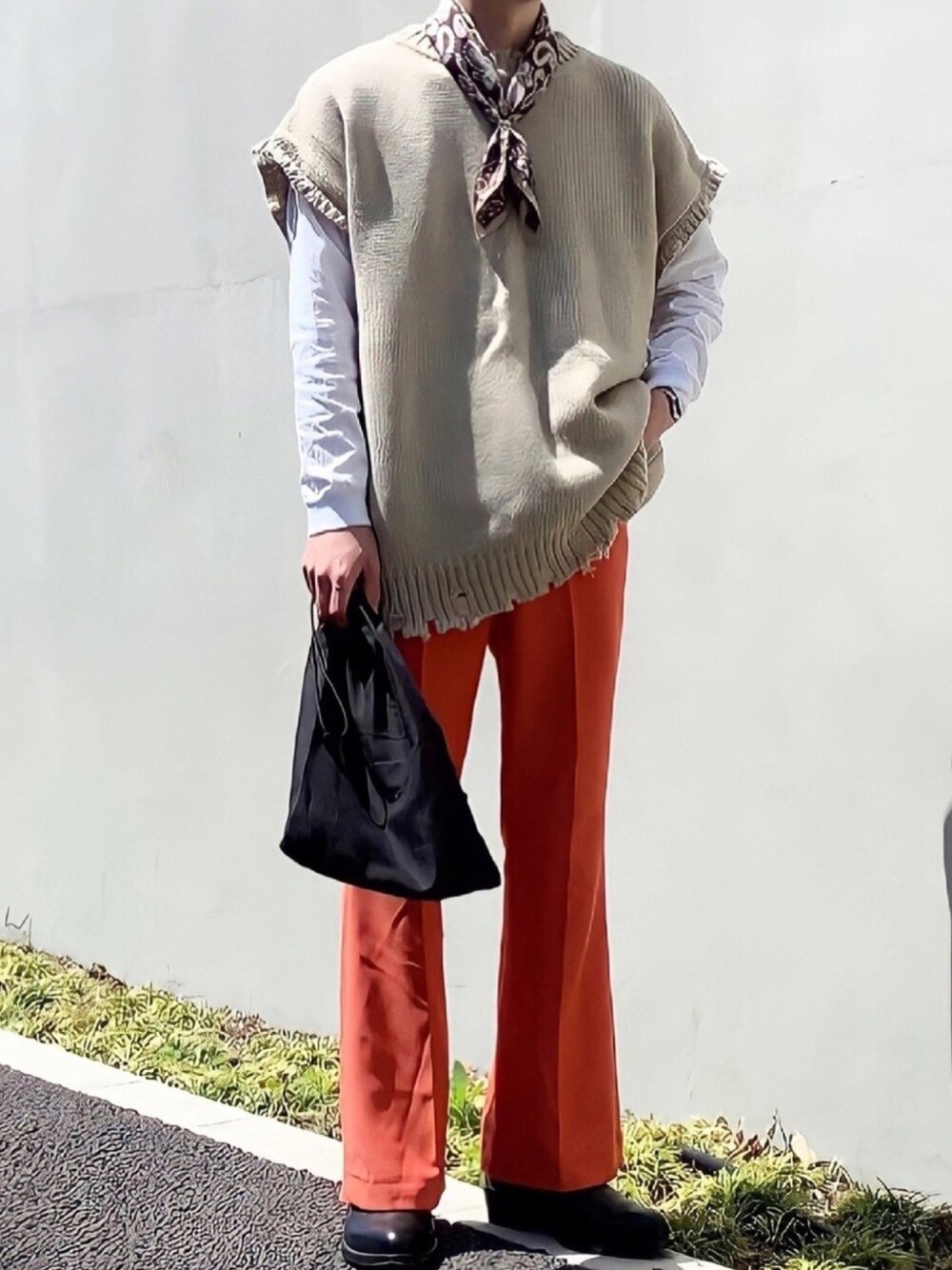 「主役はカラーパンツ、カラーパンツ、カラーパンツコーデ、オレンジパンツ、スカーフ、ニットベスト、低身長男子、ロンT、春コーデ」｜「BASQUE magentaのセンタープレスカラーフレアスラックスパンツ/レディース/ユニセックス（スラックス、オレンジ系）」を使った、みっち~さん（メンズ・165cm）の春コーディネートの1枚目の写真
